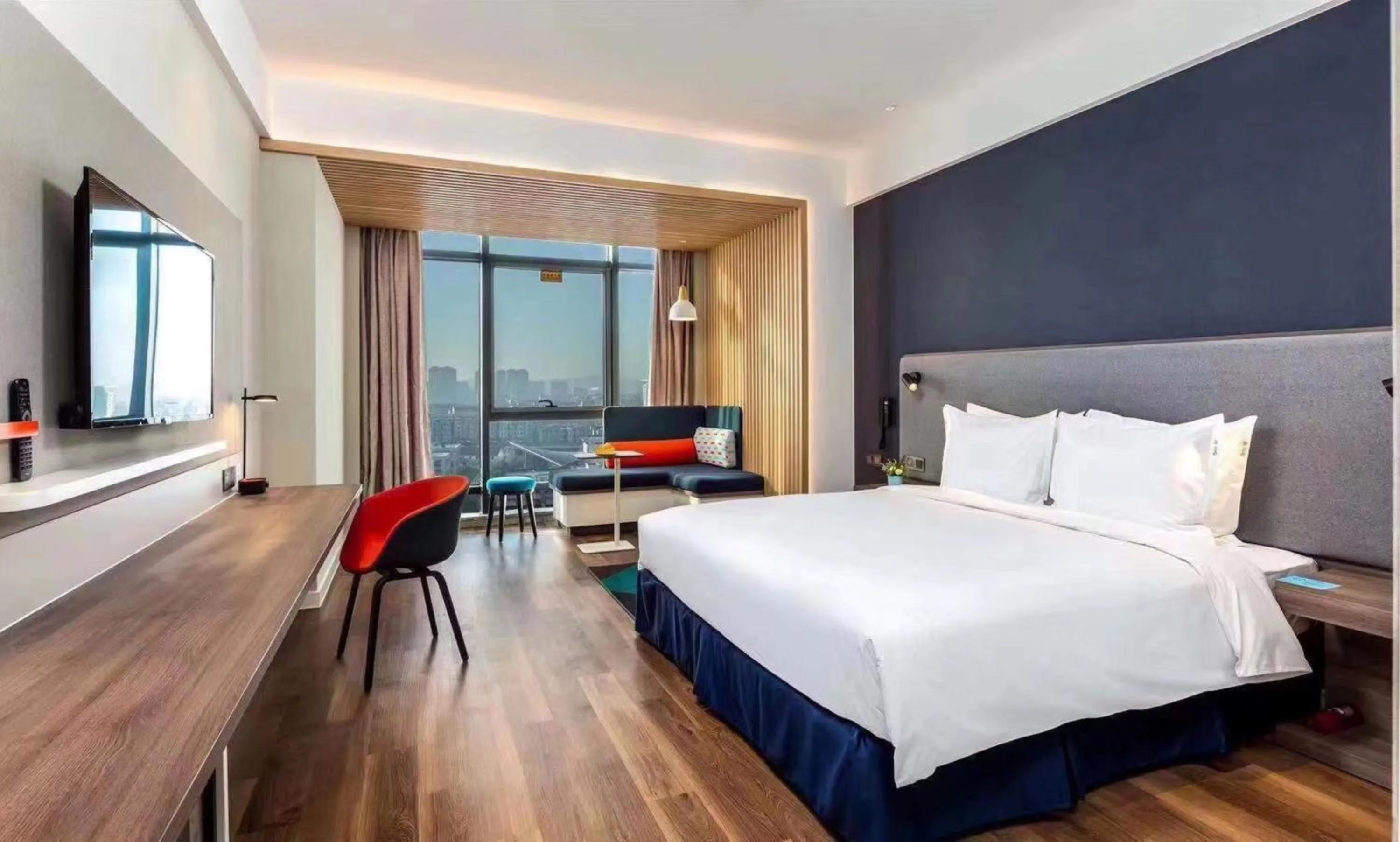 Photo of the whole room, Bed in Holiday Inn Express - Wuhan Optical Valley by IHG