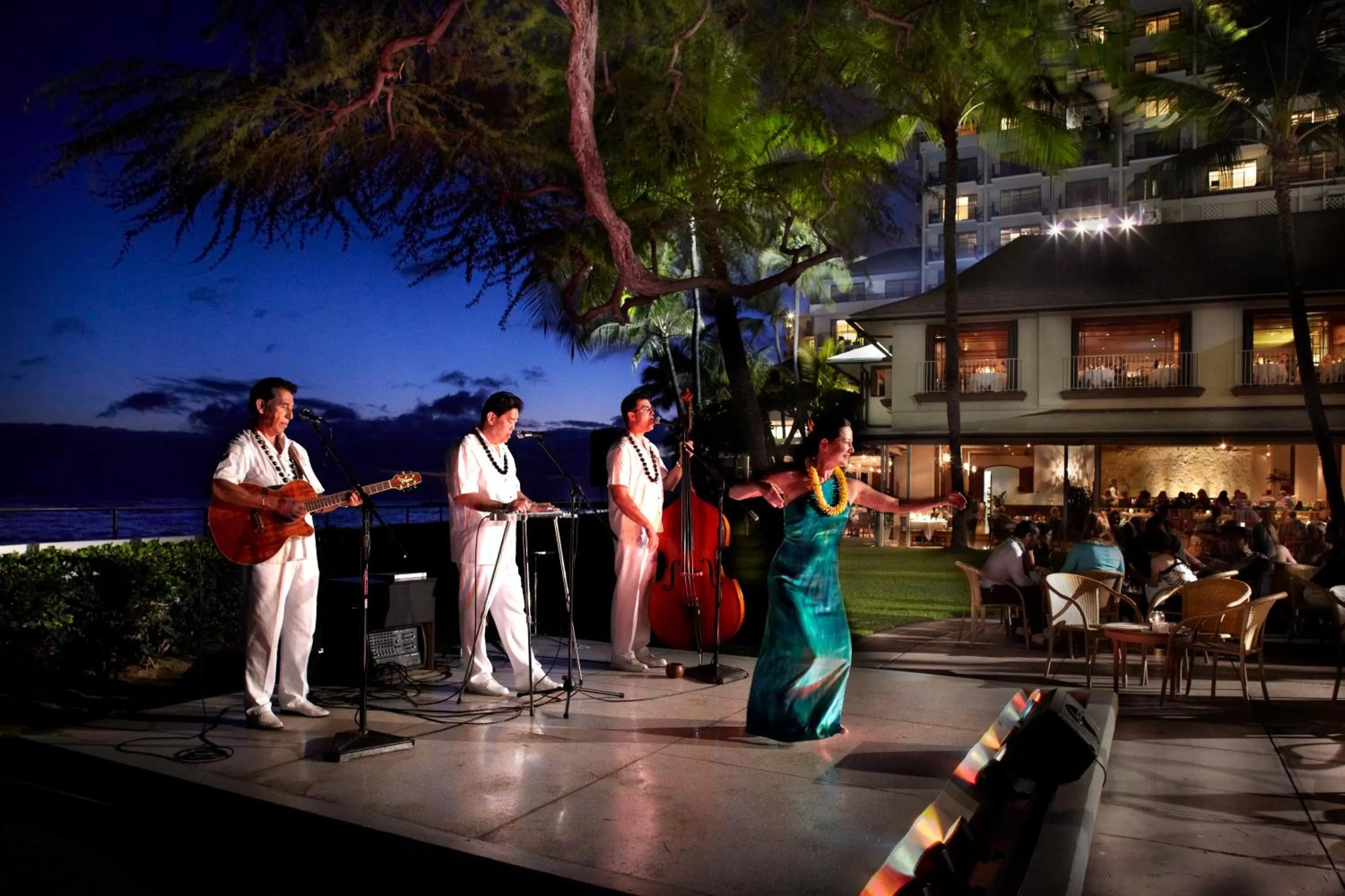 Evening entertainment in Halekulani - NO RESORT FEE