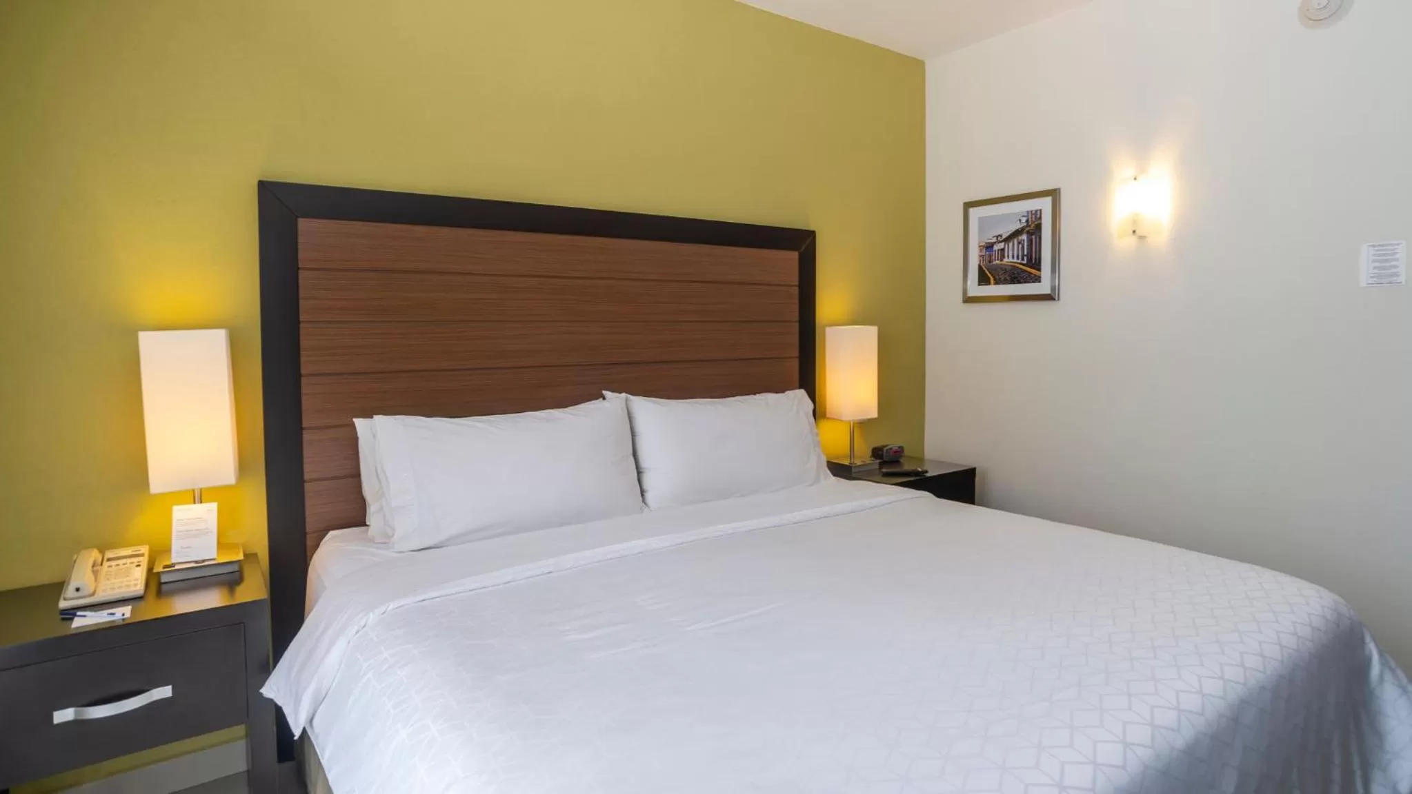 Photo of the whole room, Bed in Holiday Inn Express Xalapa by IHG
