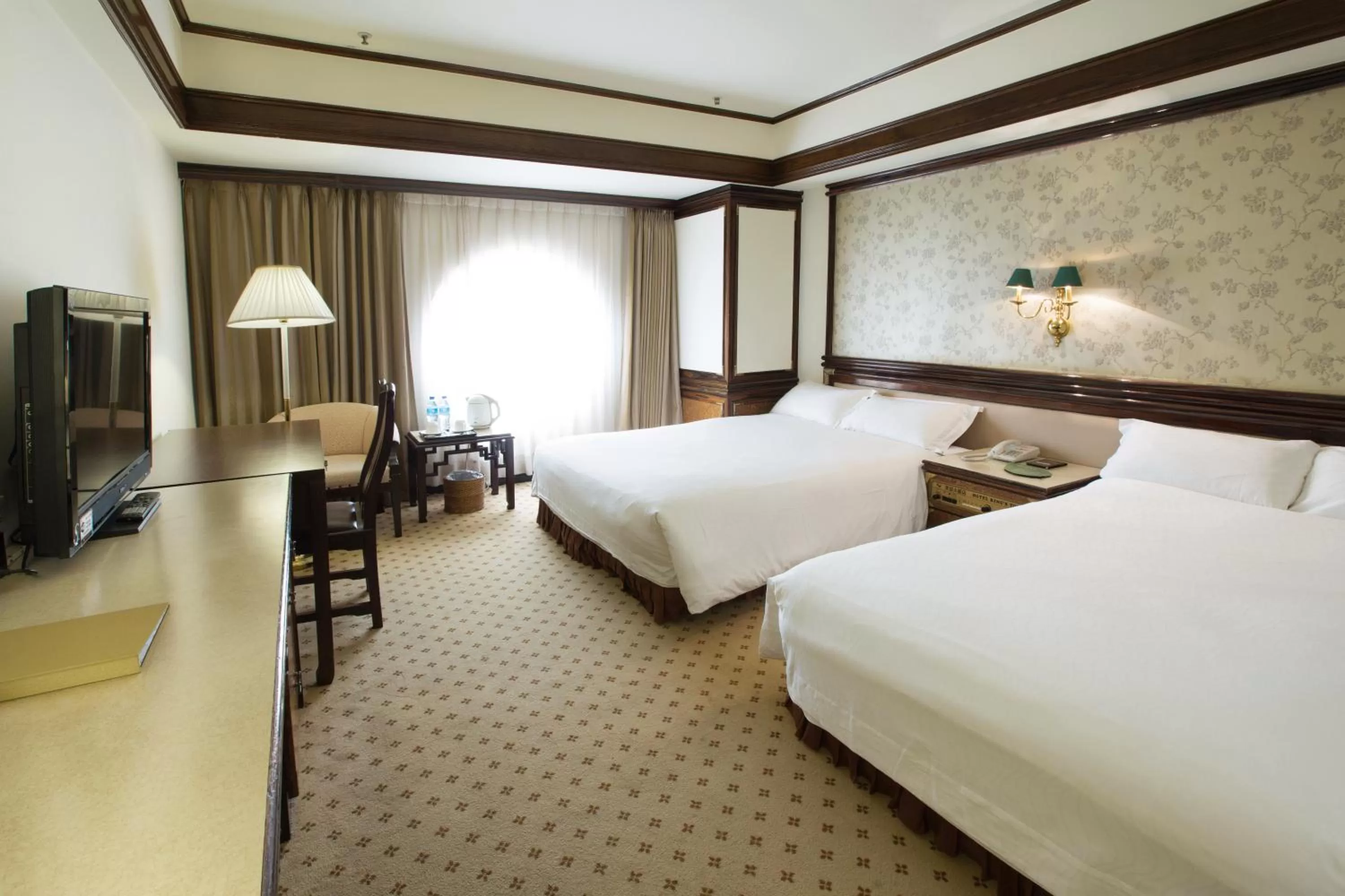 Photo of the whole room, Bed in King's Town Hotel