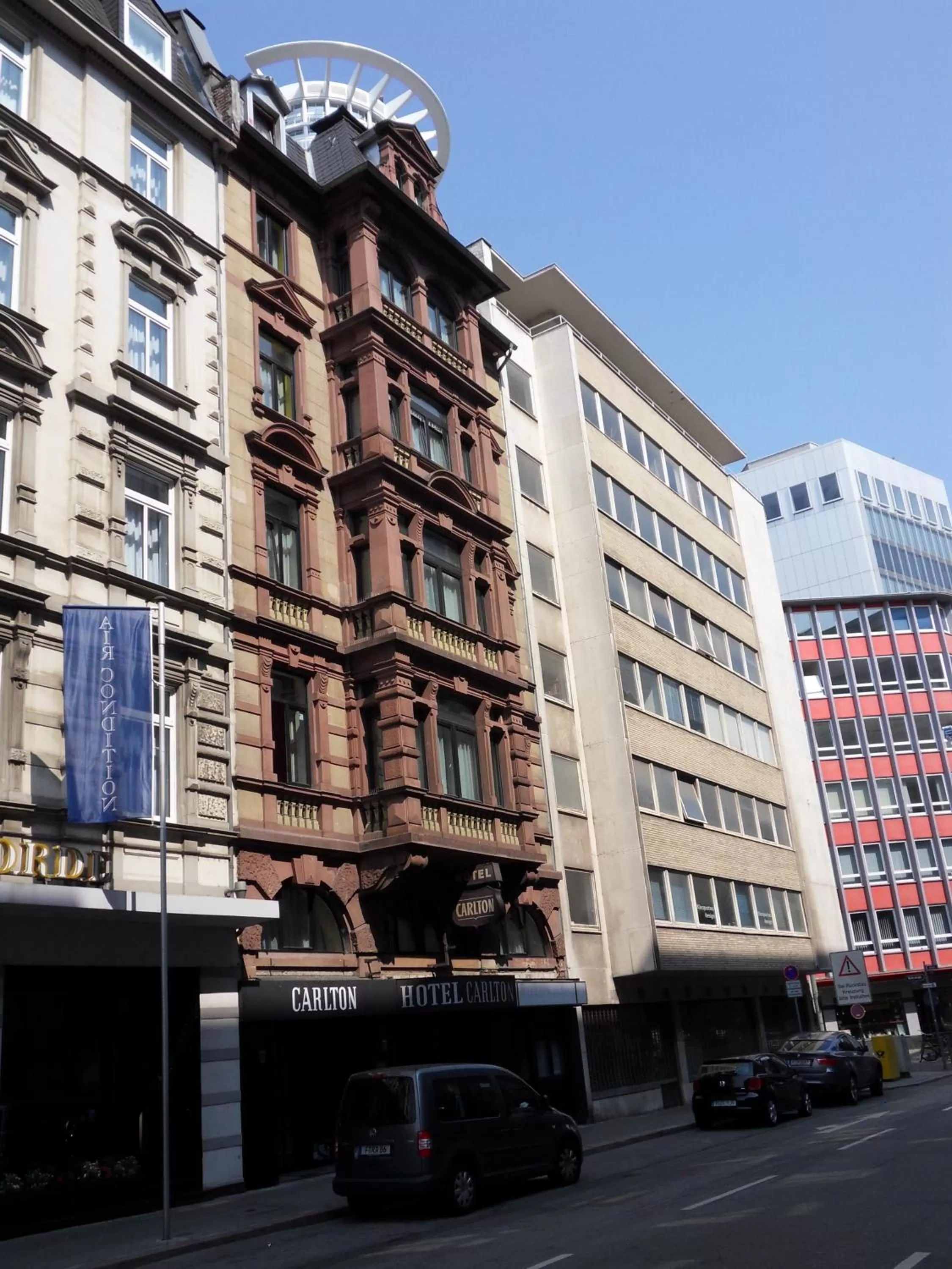 Facade/entrance in Carlton Hotel