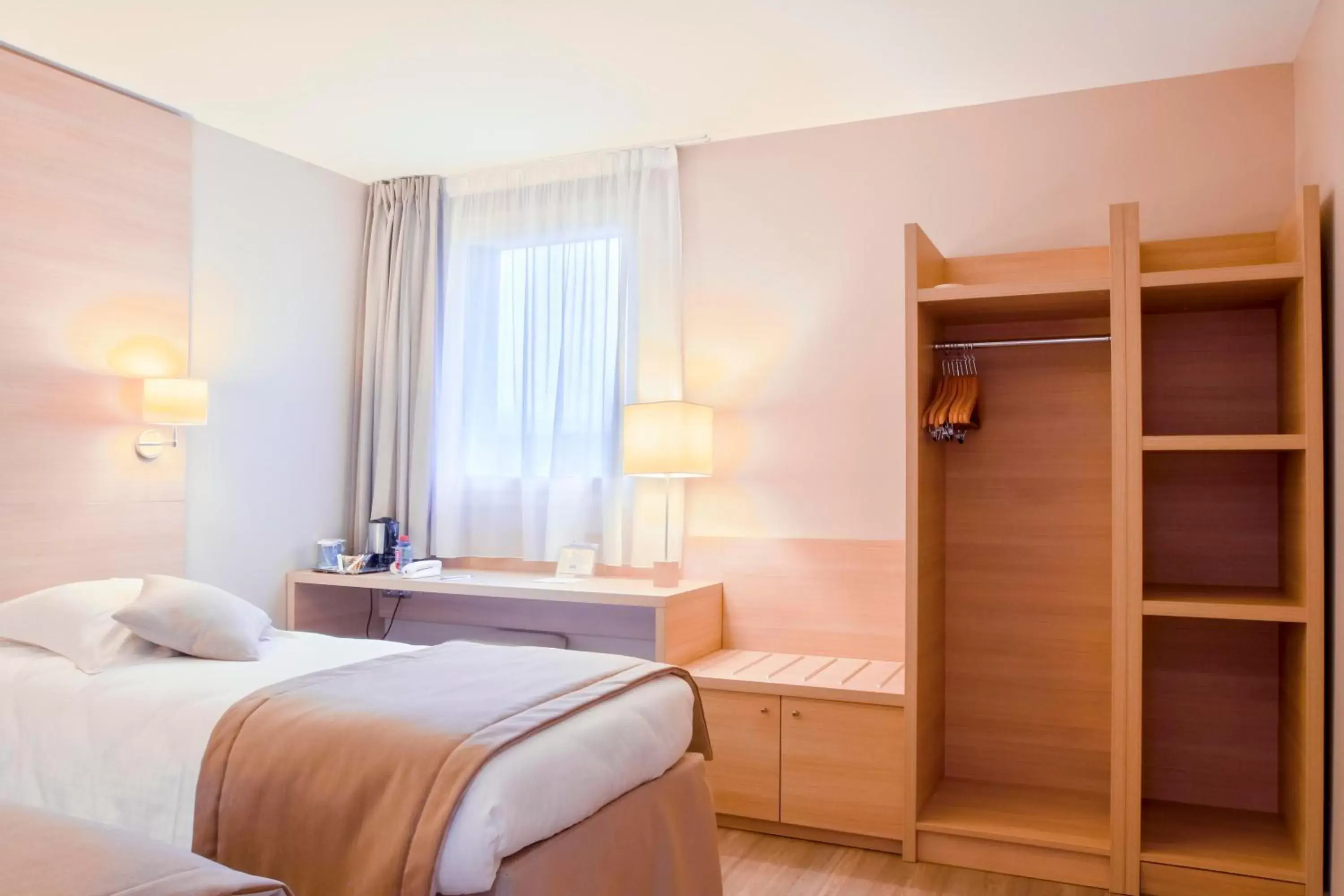 1 Double Bed 1 Single Bed - Superior Room in Kyriad Bourgoin-Jallieu 1 Double Bed 1 Single Bed - Superior Room in Kyriad Bourgoin-Jallieu