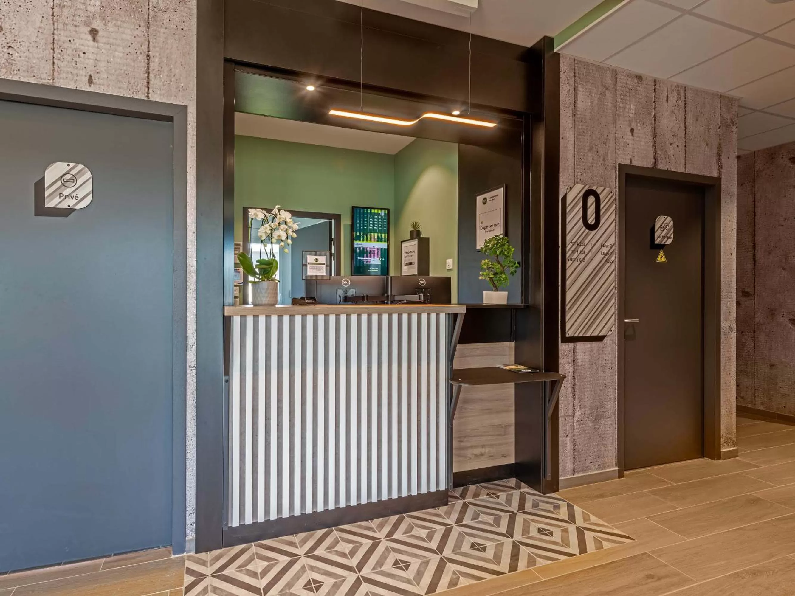 Lobby or reception in B&B HOTEL Landerneau Bois Noir