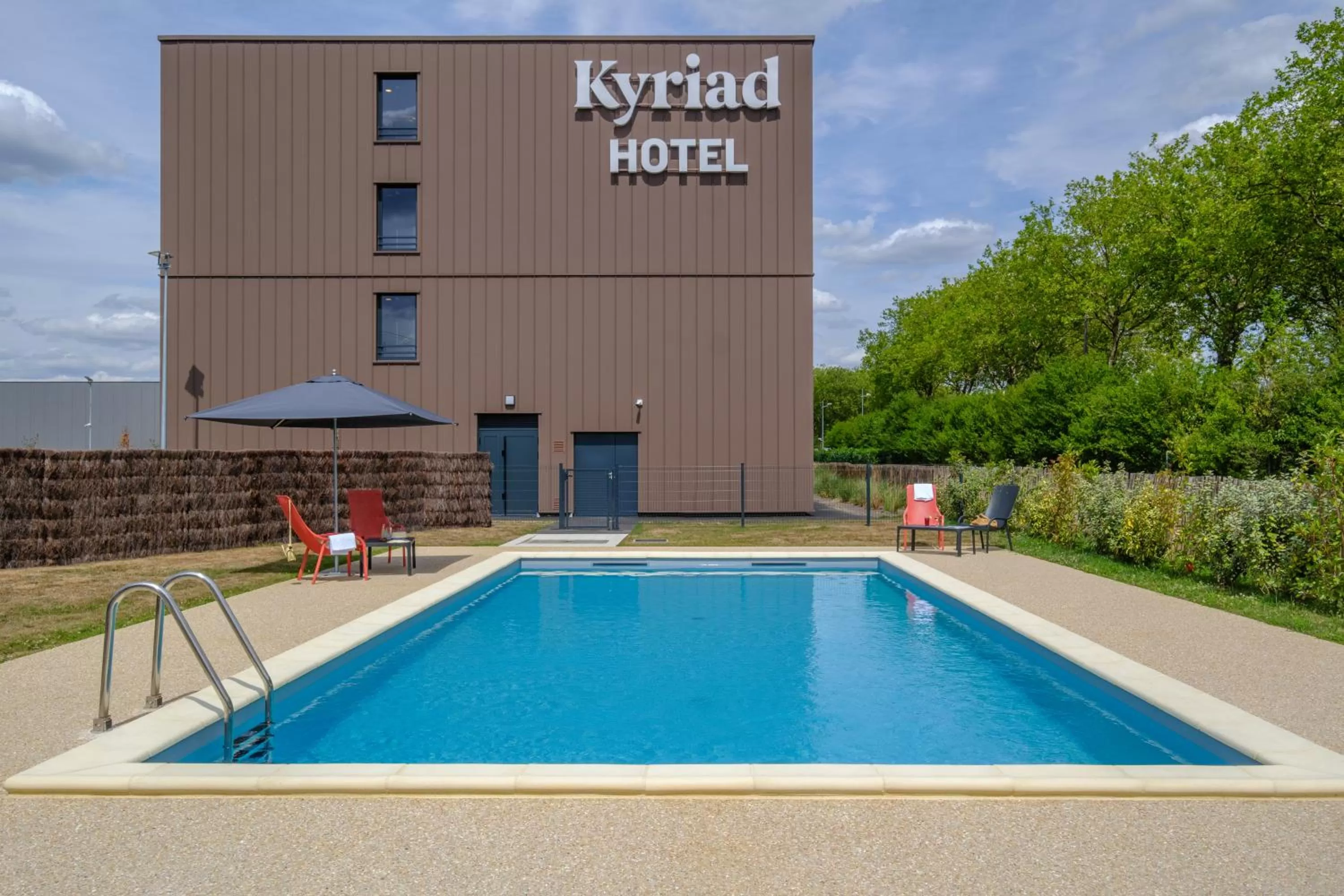 Swimming pool in Kyriad Tours Sud - Ballan Mire