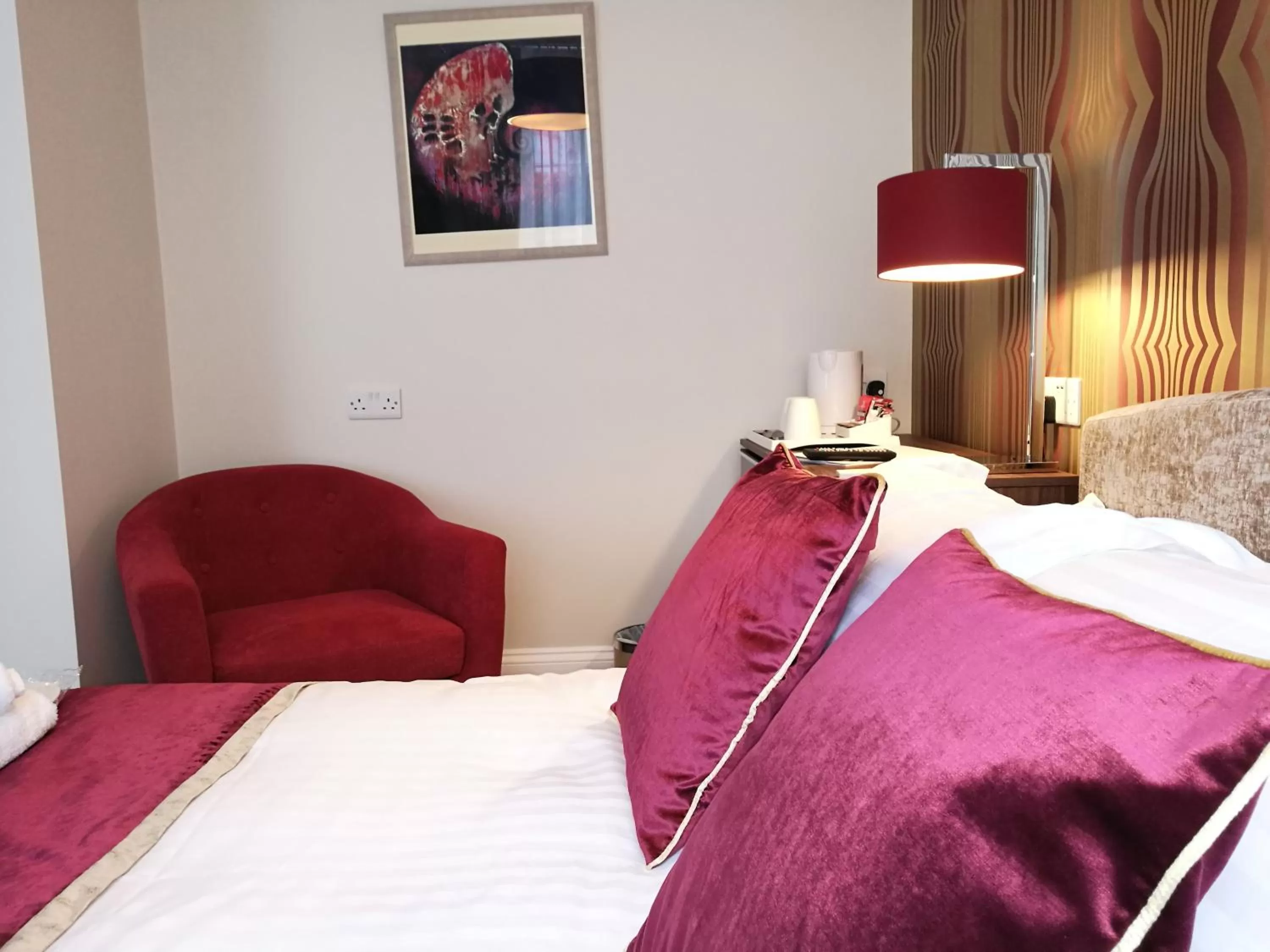 Bedroom, Bed in The Devon Court