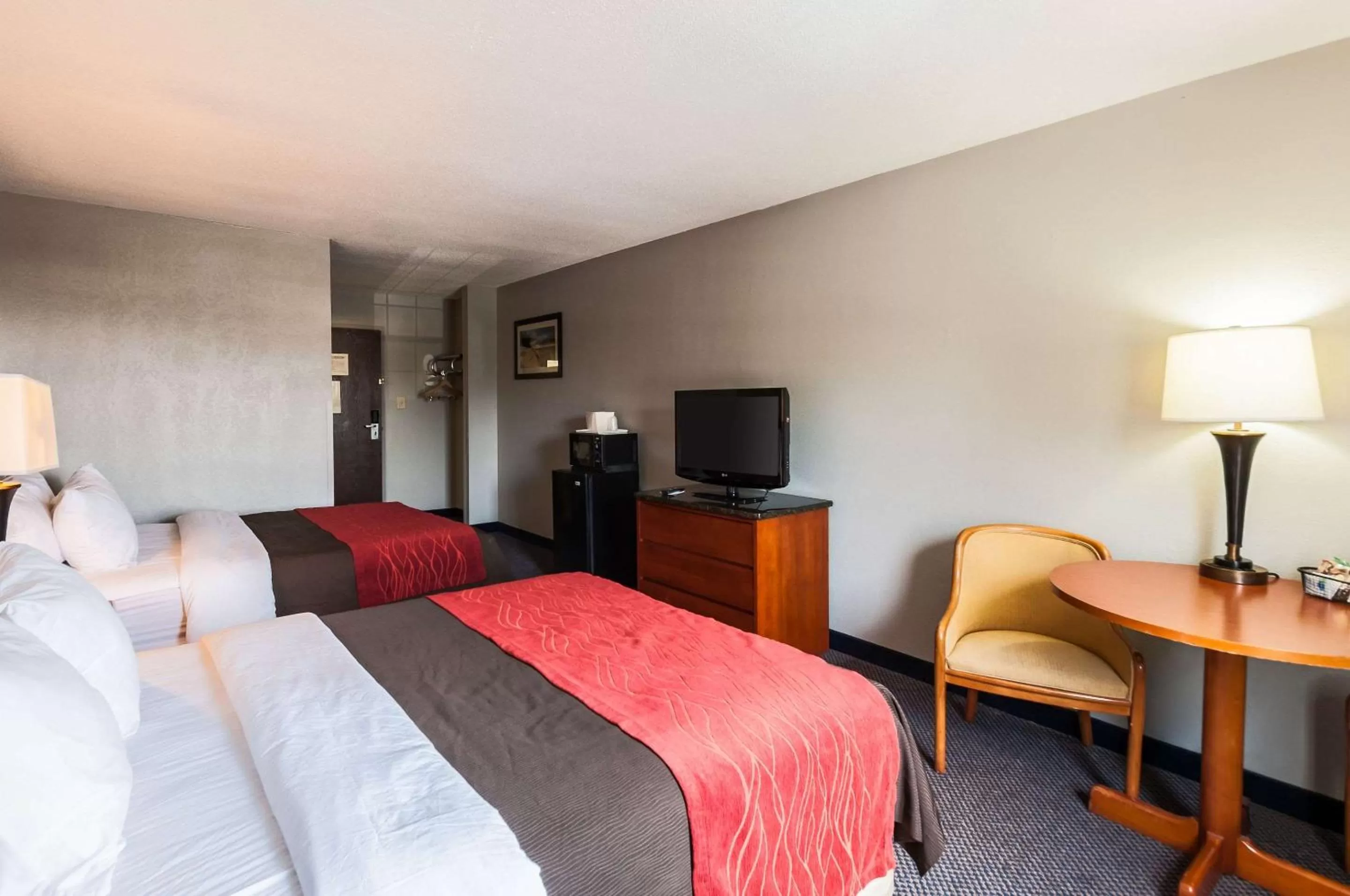 Bed in Quality Inn Solomons - Beacon Marina