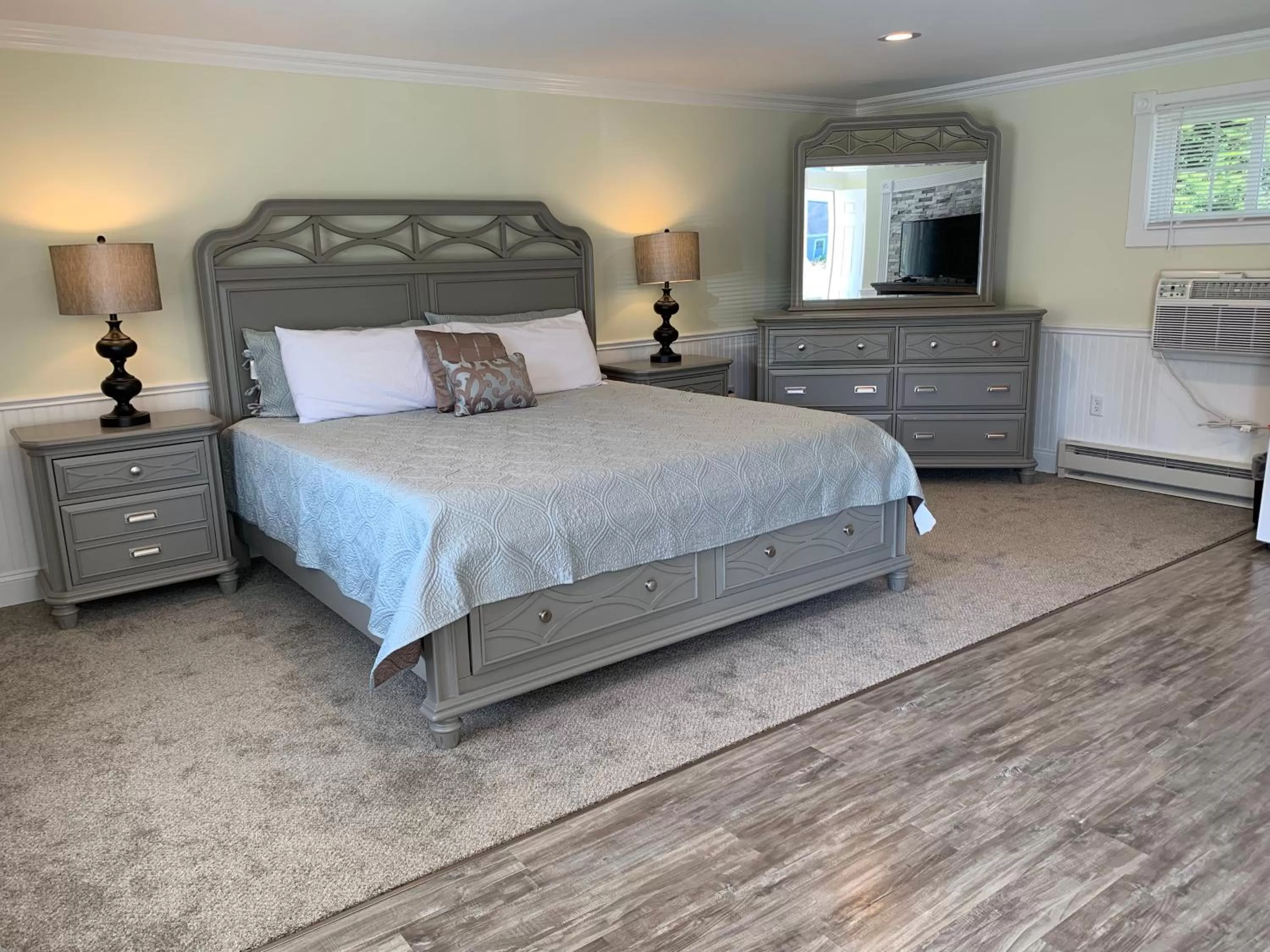 Bed in Shore Road Inn