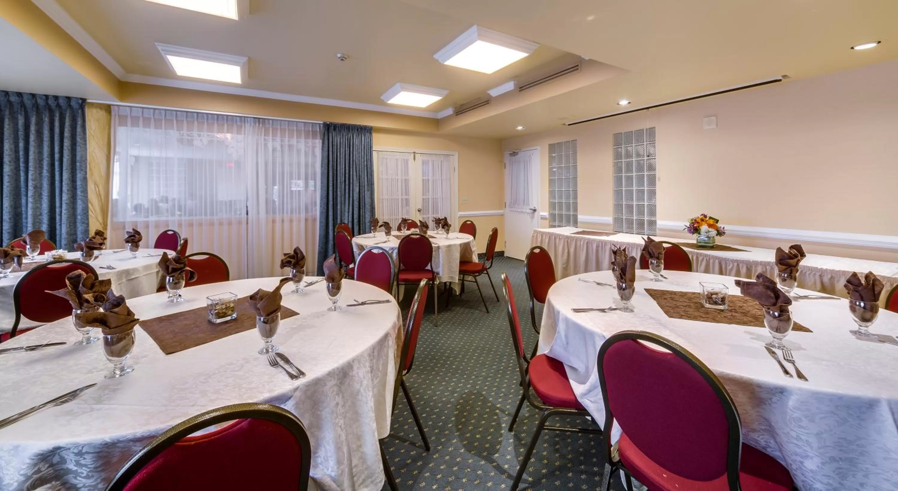 Banquet/Function facilities in Monte Carlo Inn Oakville Suites