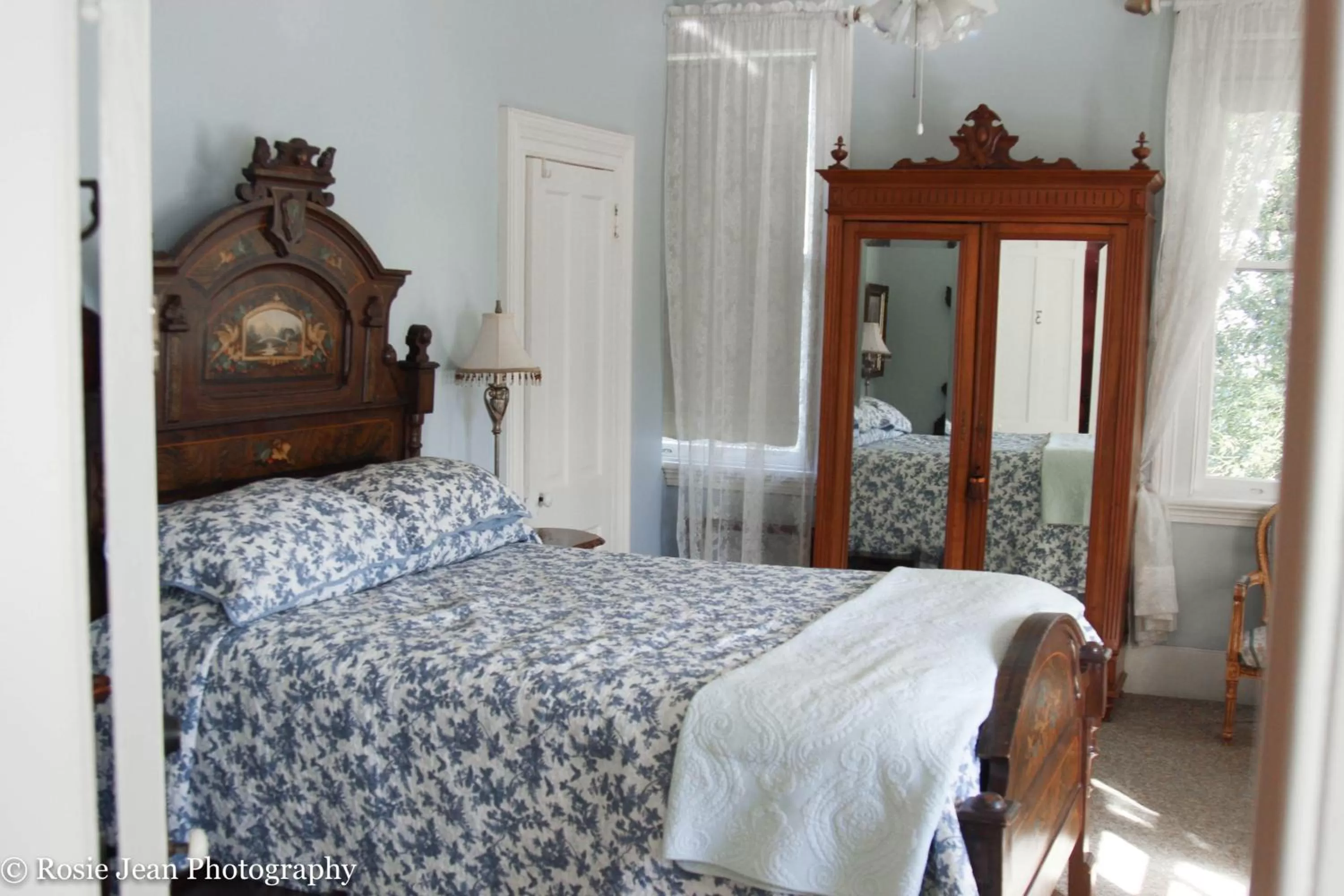 Photo of the whole room, Bed in Flowertown Bed and Breakfast