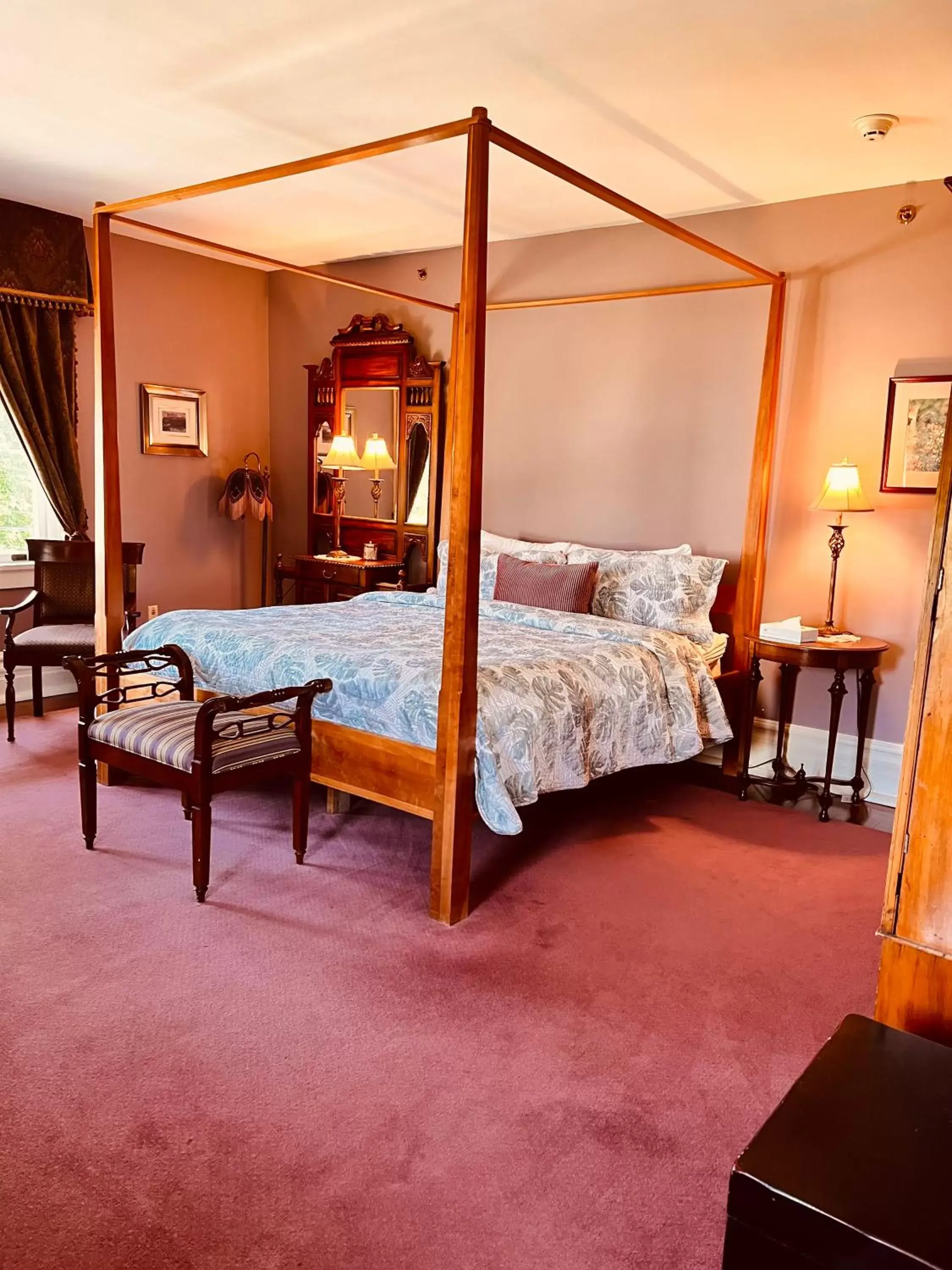 Fonthill Chamber in Prior Castle Inn Fonthill Chamber in Prior Castle Inn