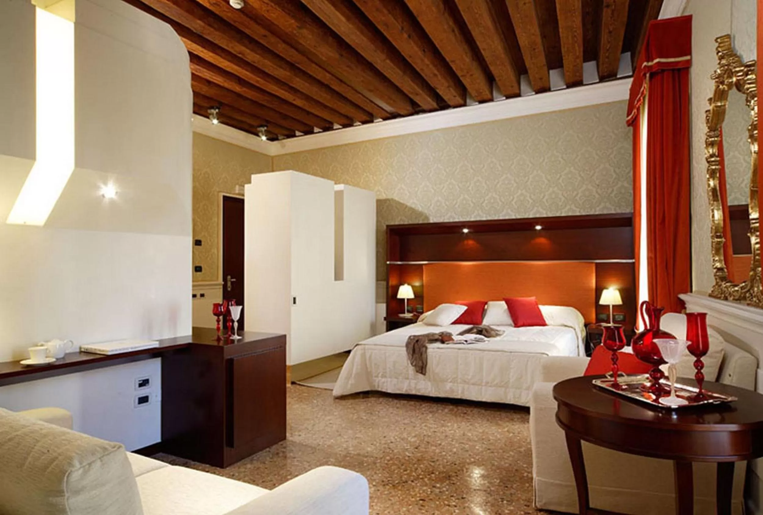 Decorative detail, Bed in Ruzzini Palace Hotel