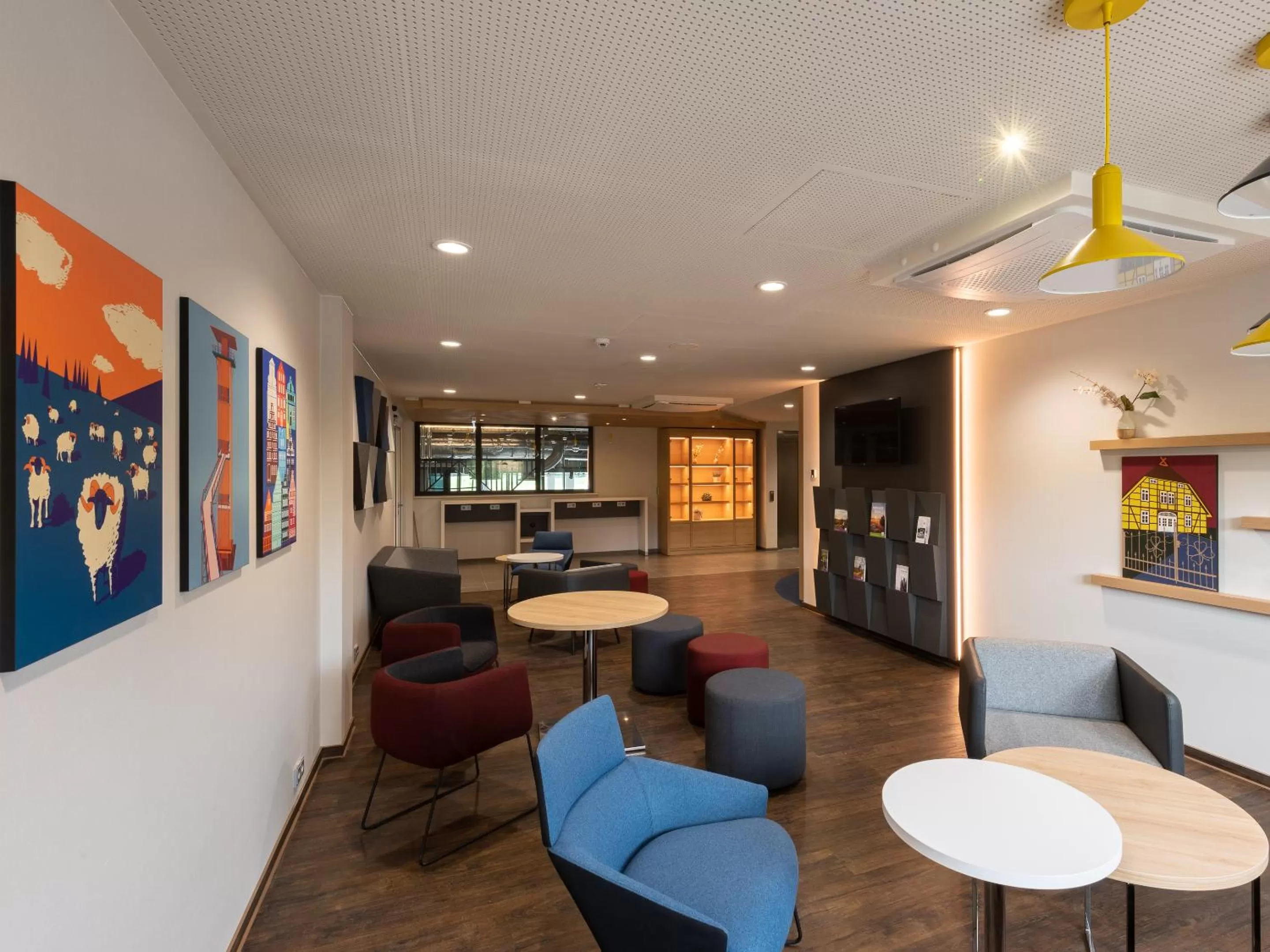 Lobby or reception in Holiday Inn Express - Hamburg South A7-AS42 by IHG