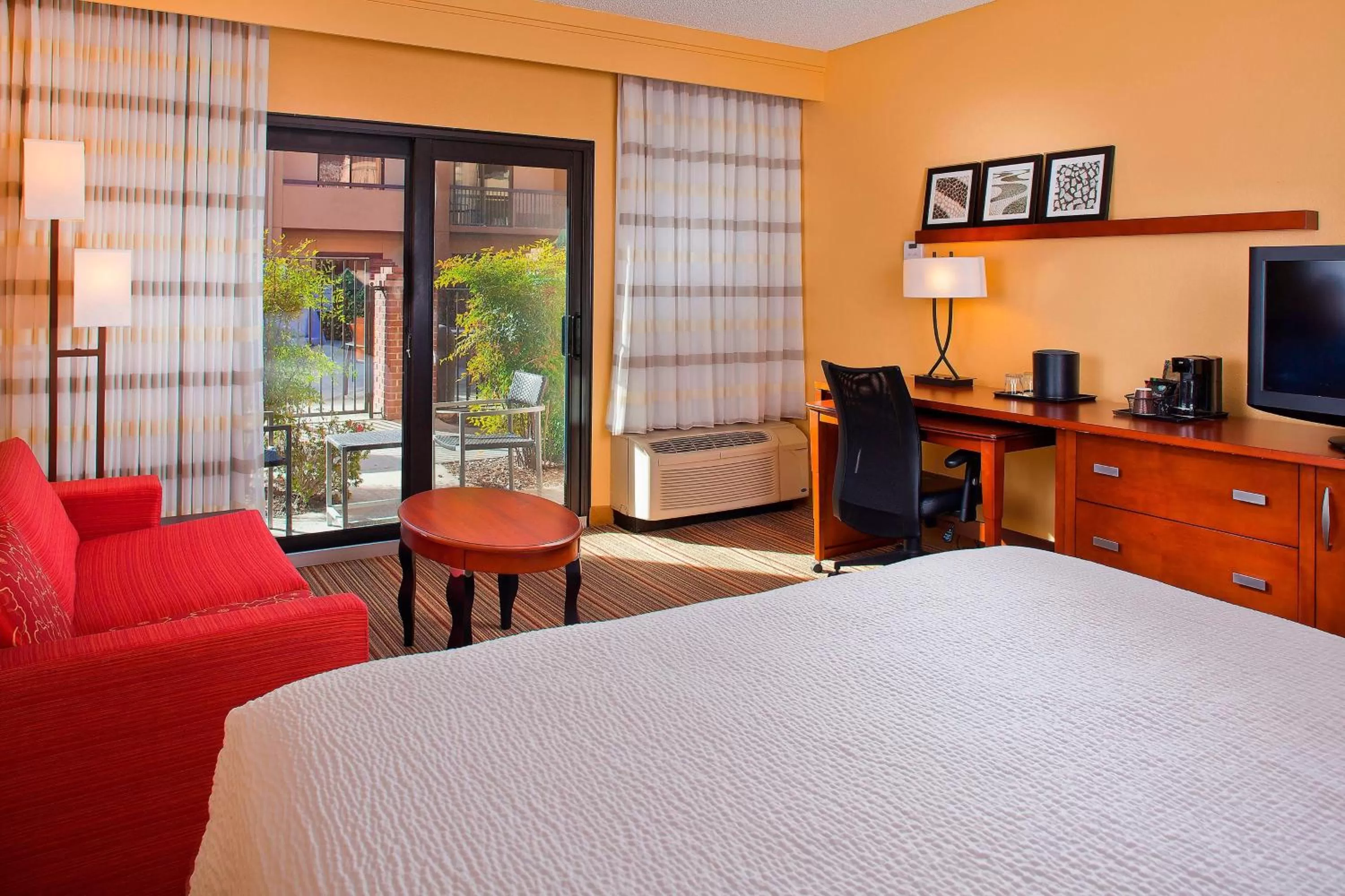 Photo of the whole room, Bed in Courtyard by Marriott Orlando Airport
