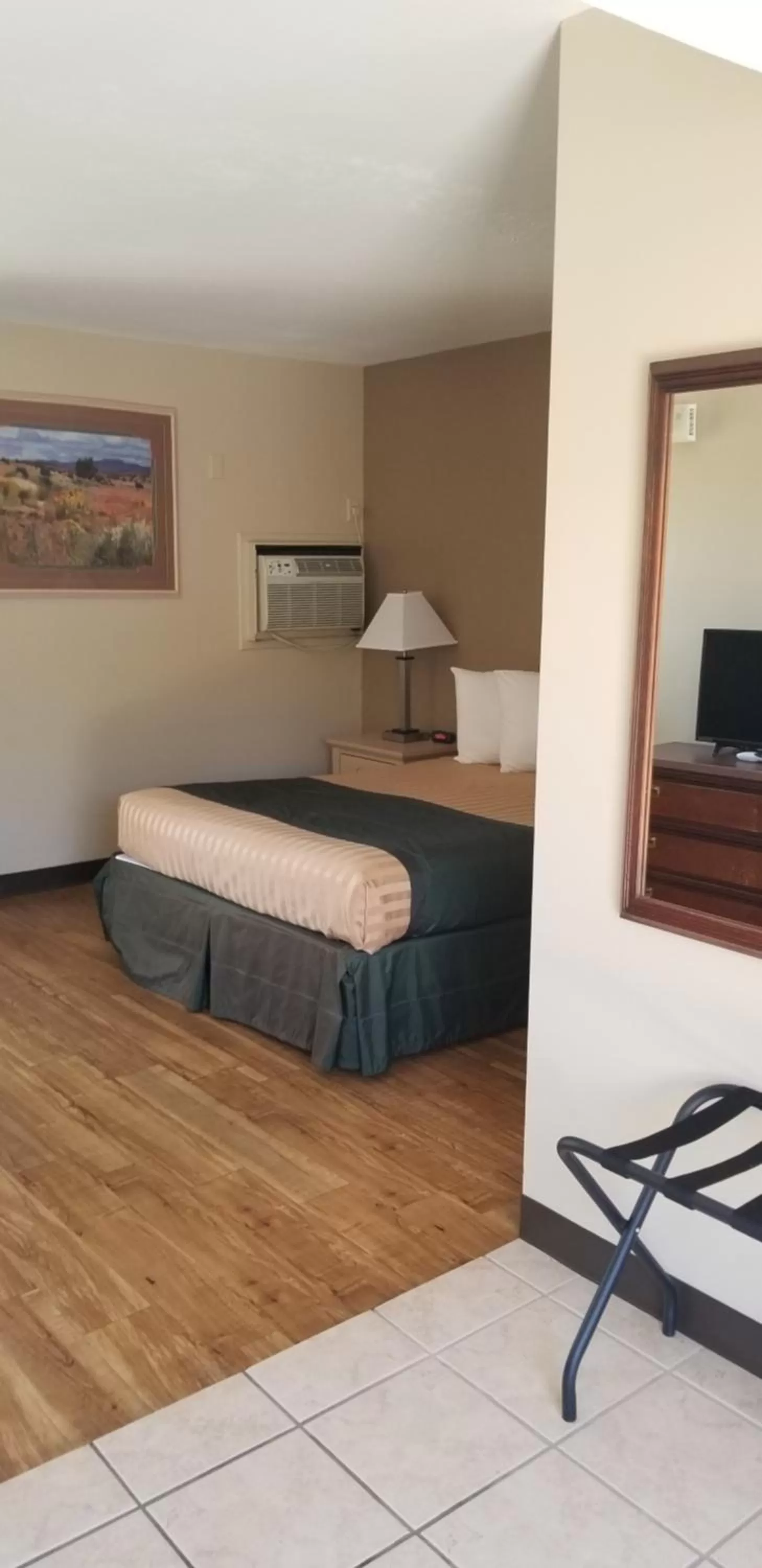 Bed in Lake Powell Canyon Inn