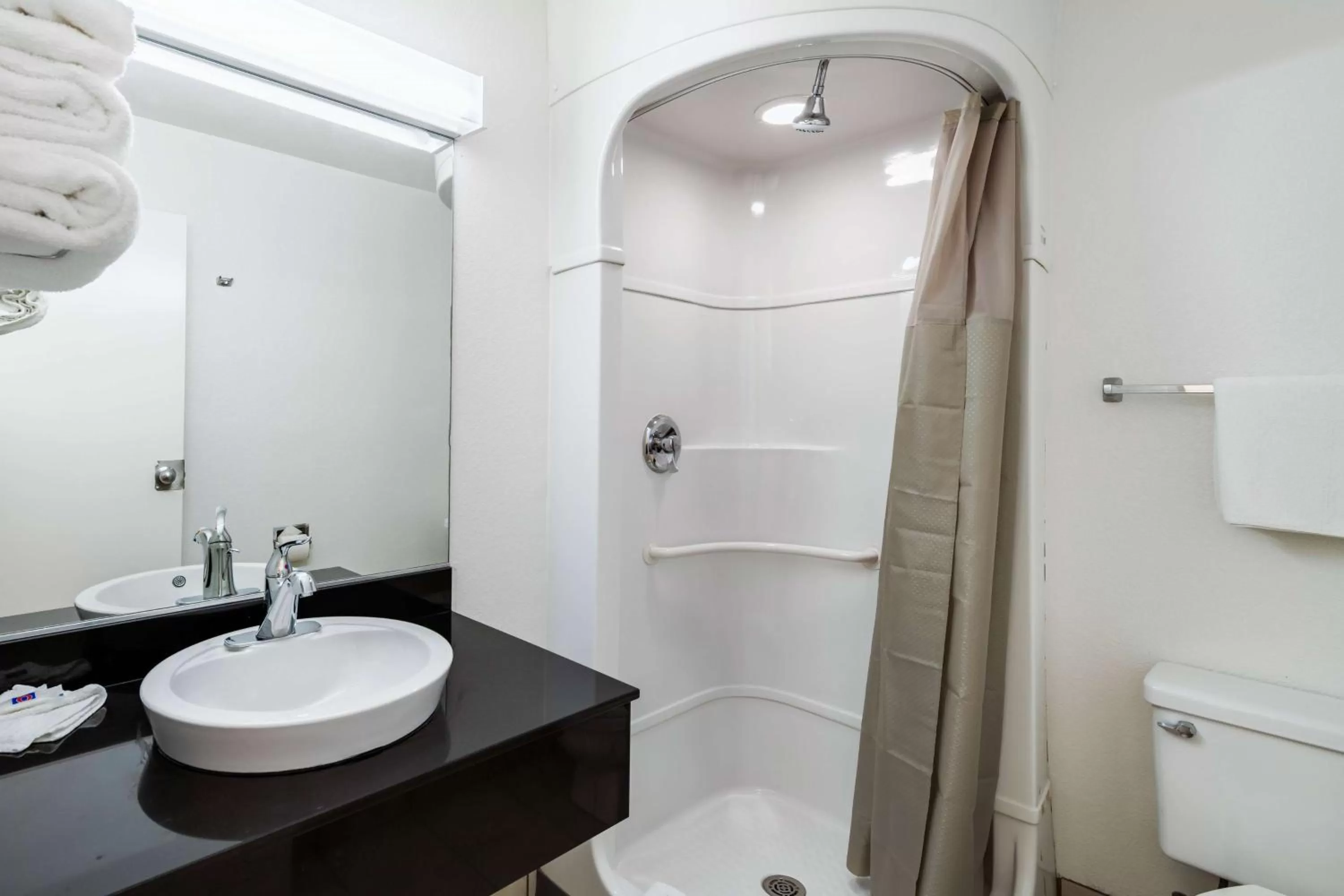 Photo of the whole room in Motel 6-Greenville, TX