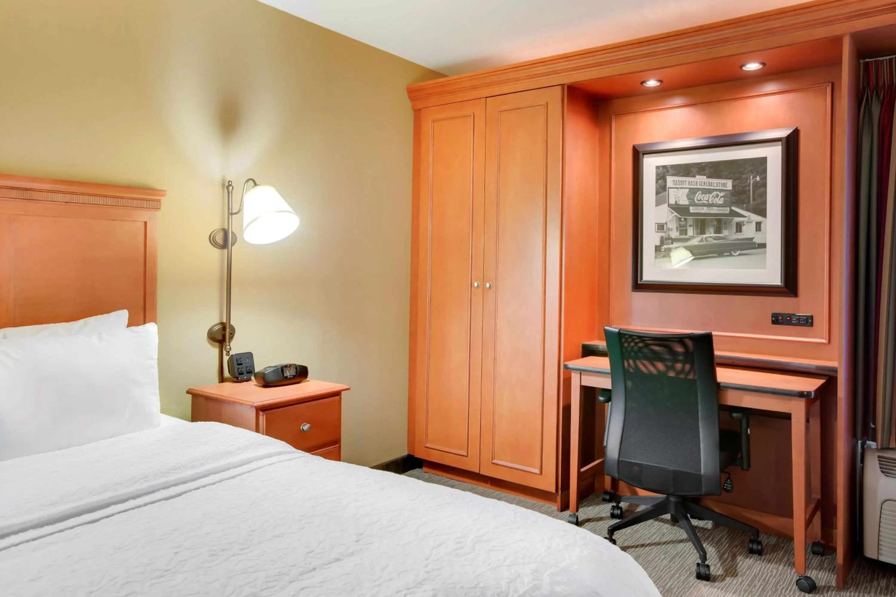 Bed in Hampton Inn Pittsburgh/Airport