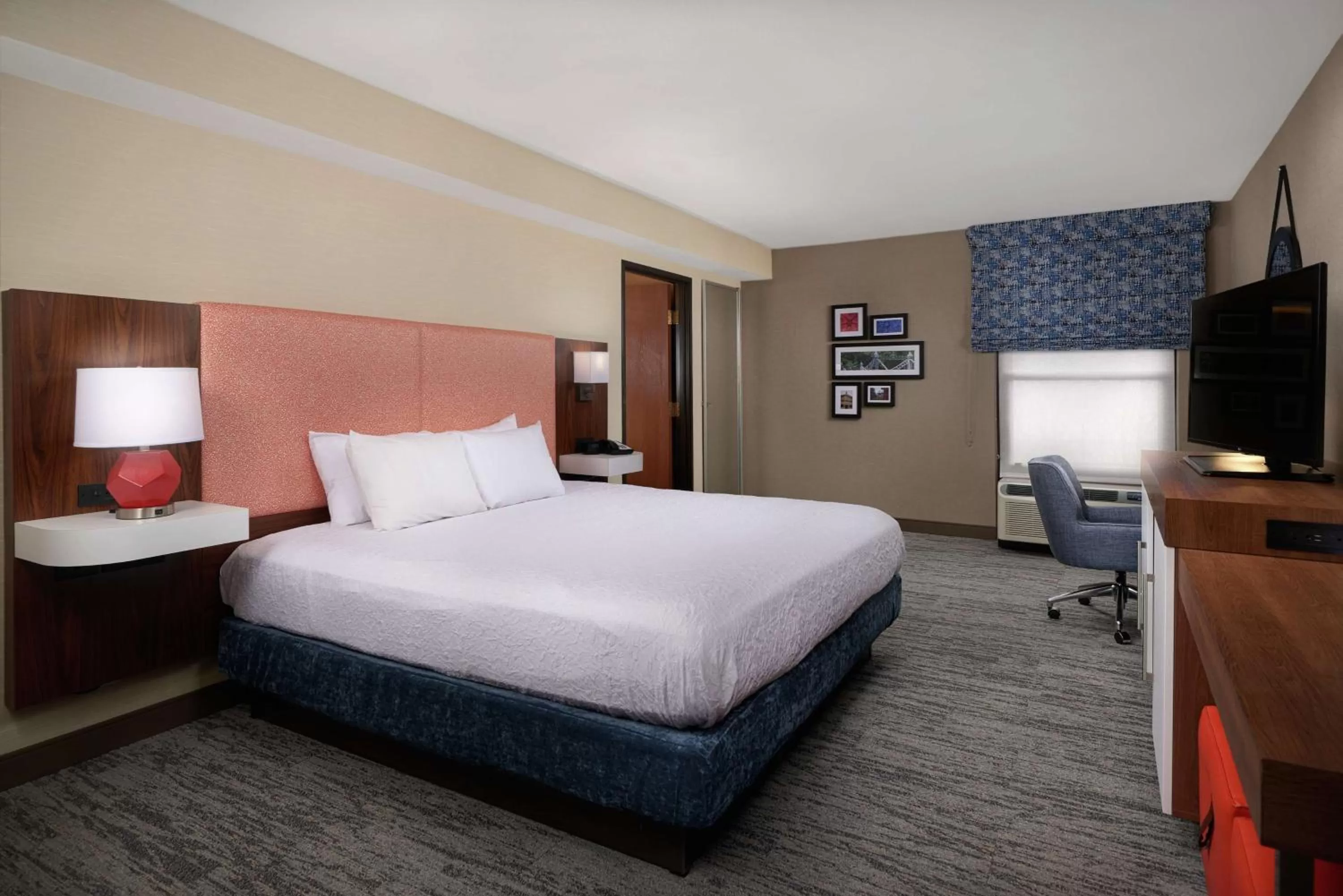 Bed in Hampton Inn by Hilton Youngstown-West I-80