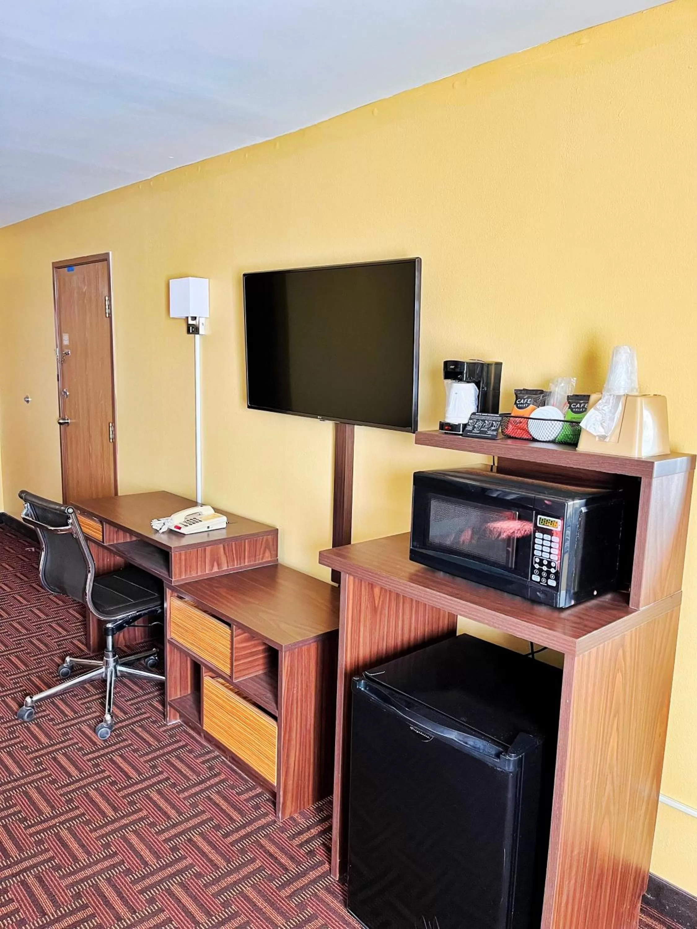 Coffee/tea facilities in Super 8 by Wyndham Peoria