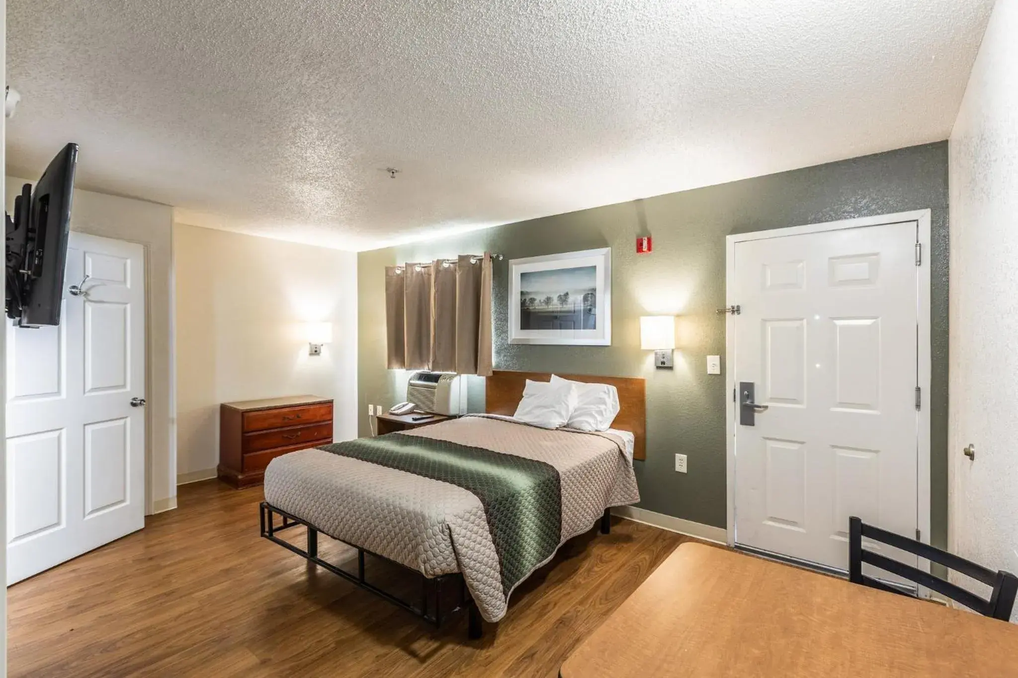 Studio Queen Room Disability Access Smoking in HomeTowne Studios by Red Roof Gainesville, GA Studio Queen Room Disability Access Smoking in HomeTowne Studios by Red Roof Gainesville, GA