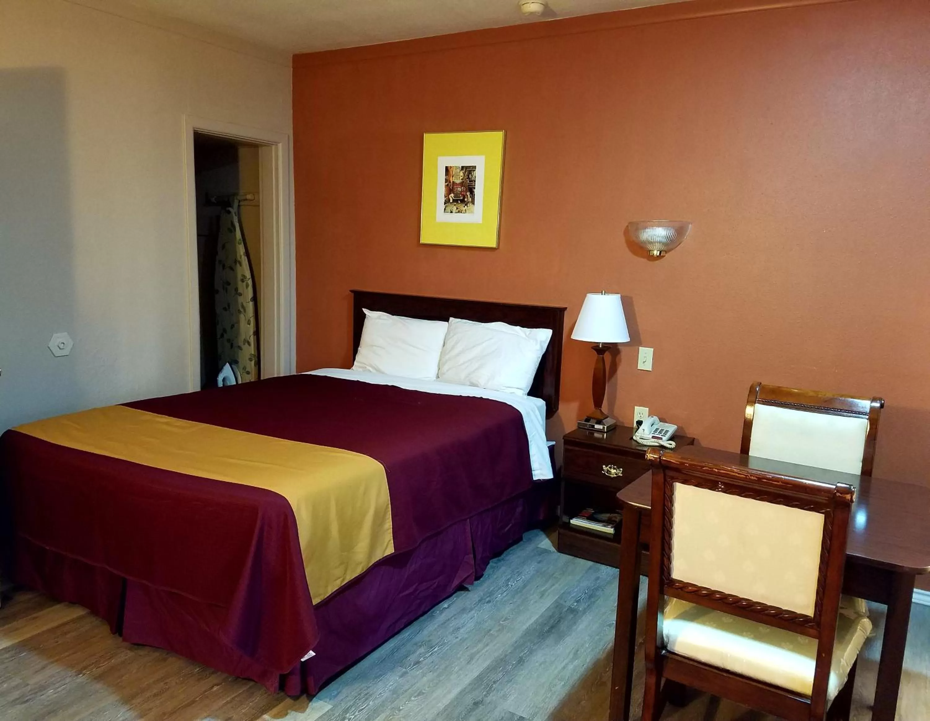 Bed in Americas Best Value Inn Ozona