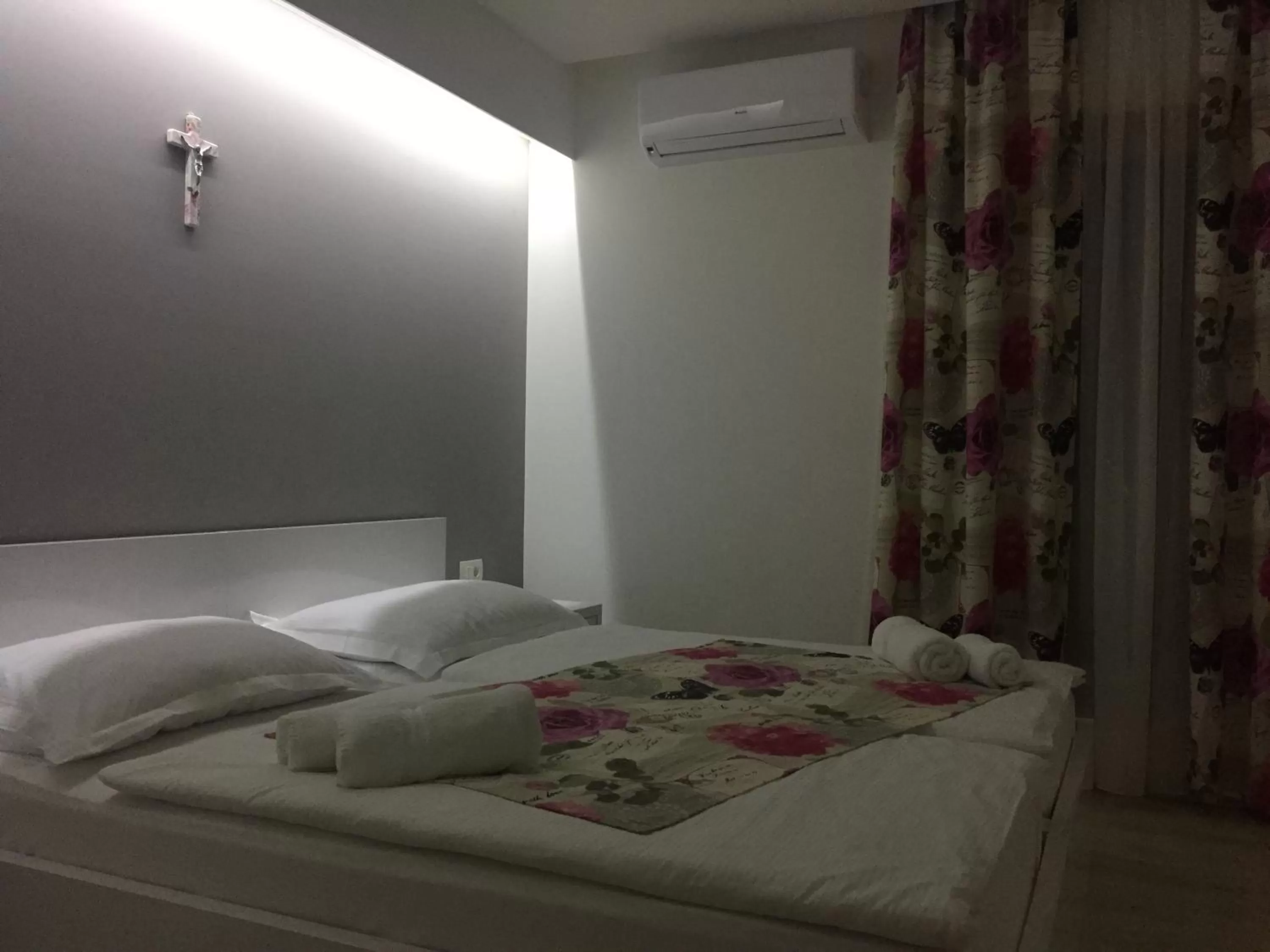 Decorative detail, Bed in Villa Flowers