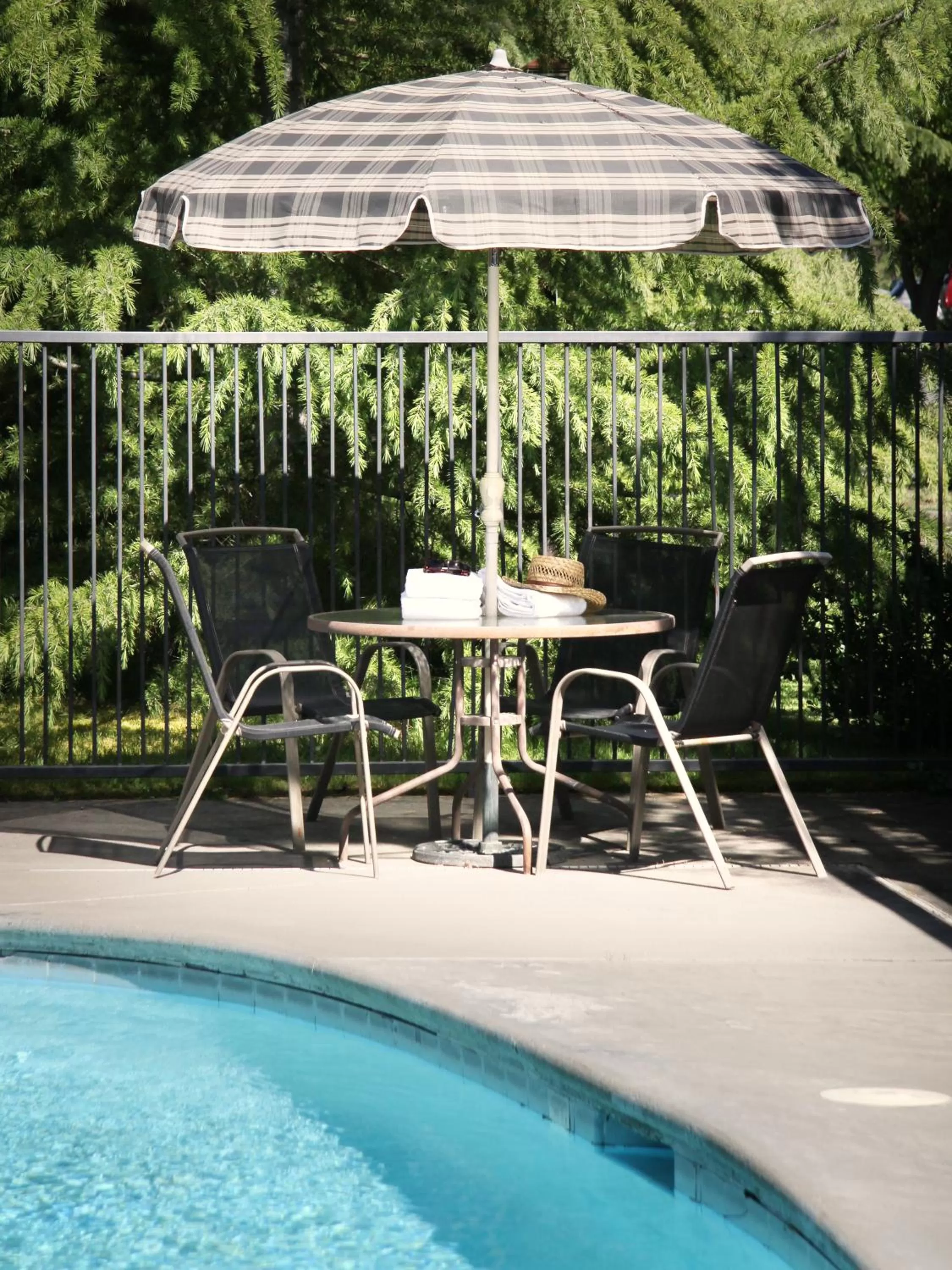 Swimming pool in Riverside Inn