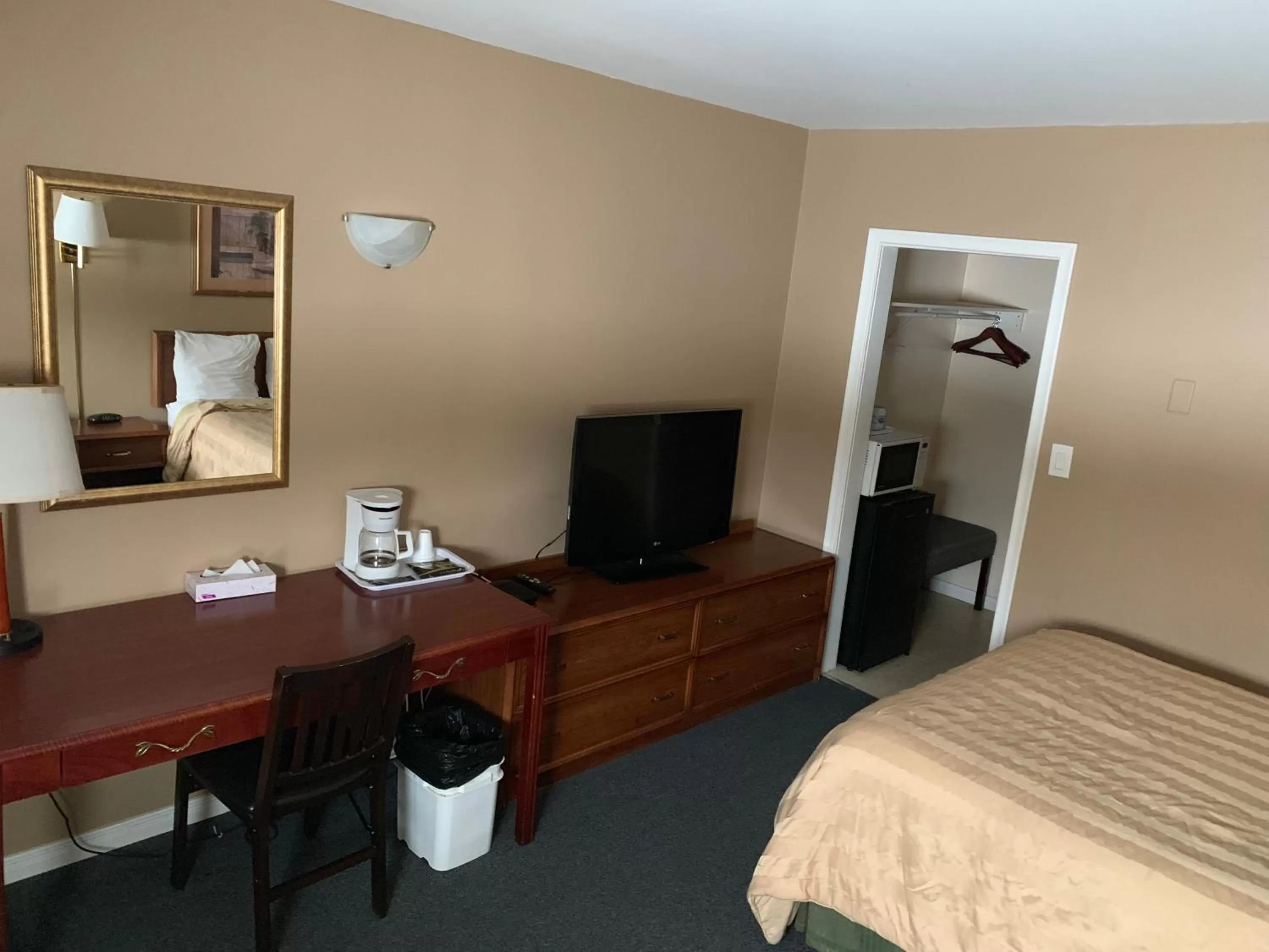 Bed in Village Inn & Suites - Sudbury