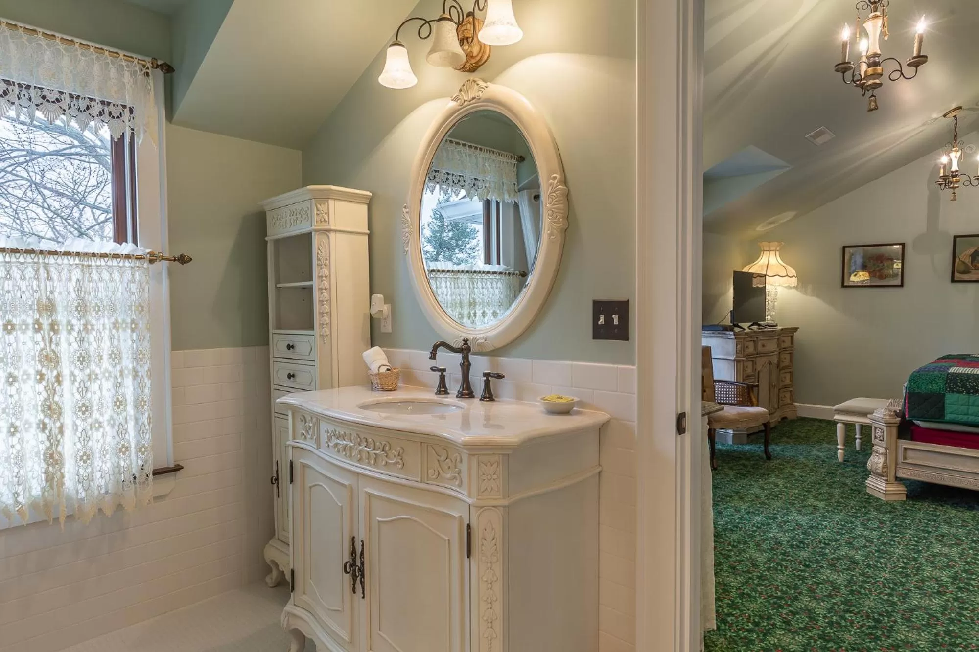Bathroom in Steele Mansion Inn & Gathering Hub