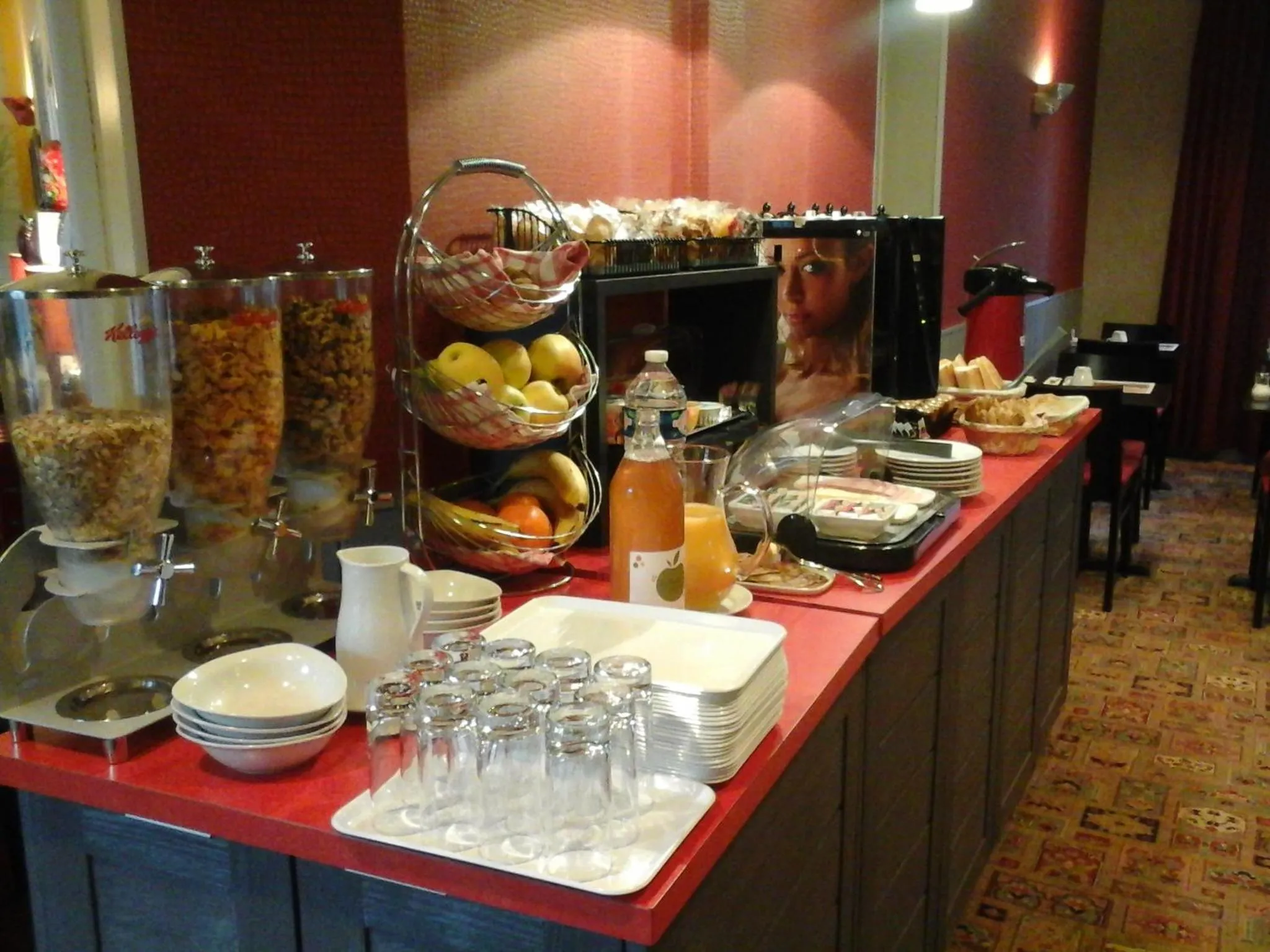 Buffet breakfast in Hôtel Carmin