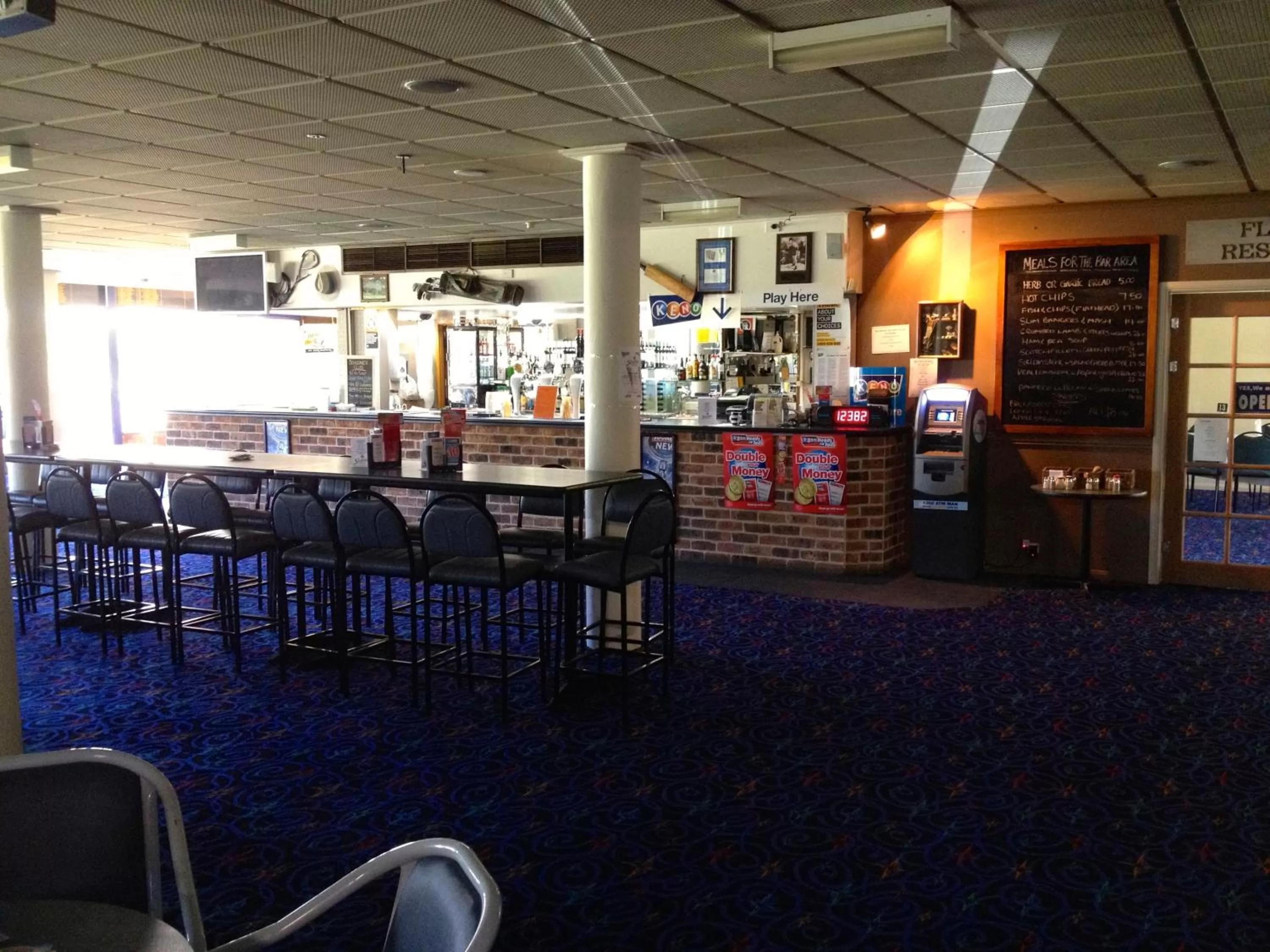 Restaurant/places to eat in Town & Country Motor Inn