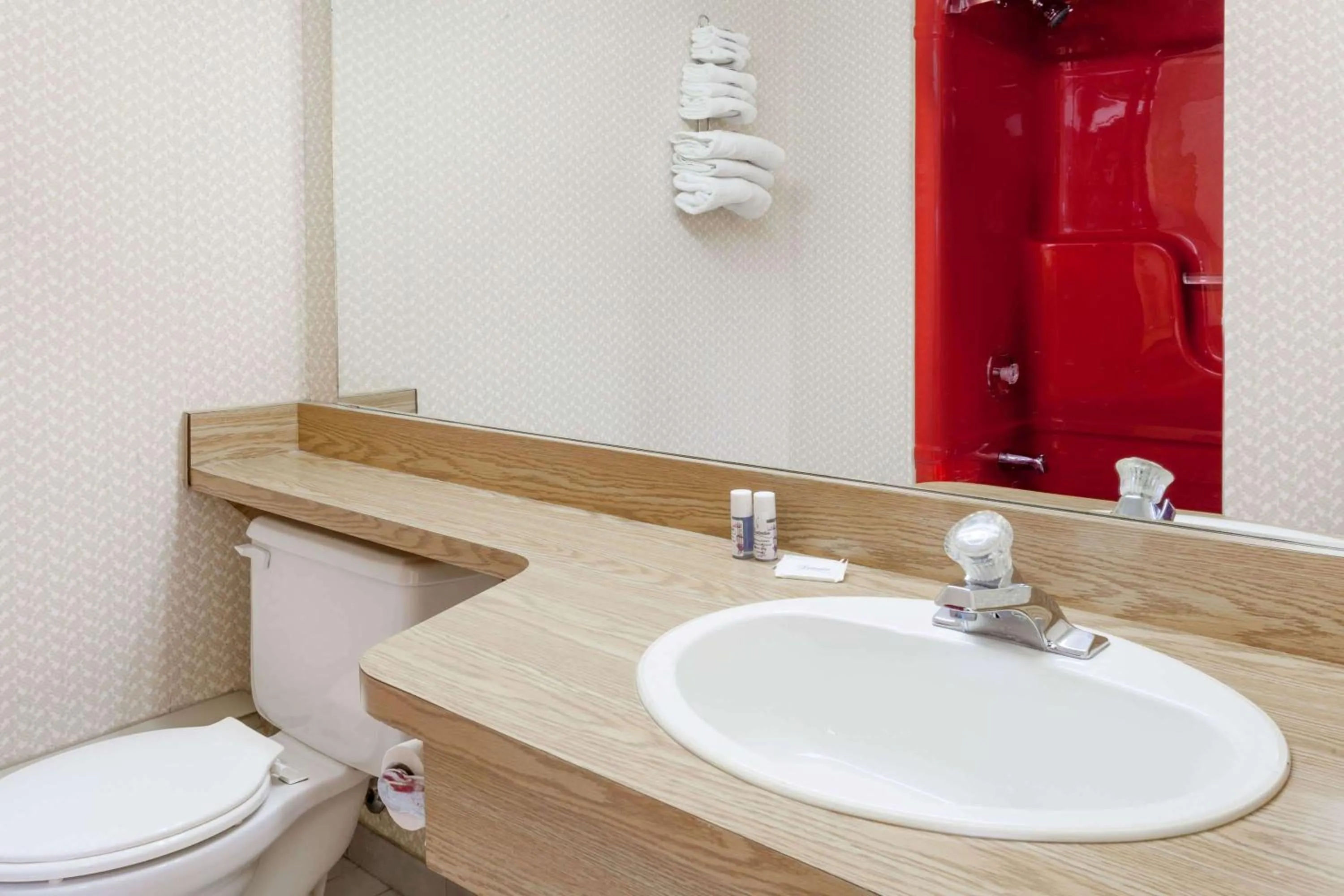 Bathroom in Howard Johnson by Wyndham Niagara Falls