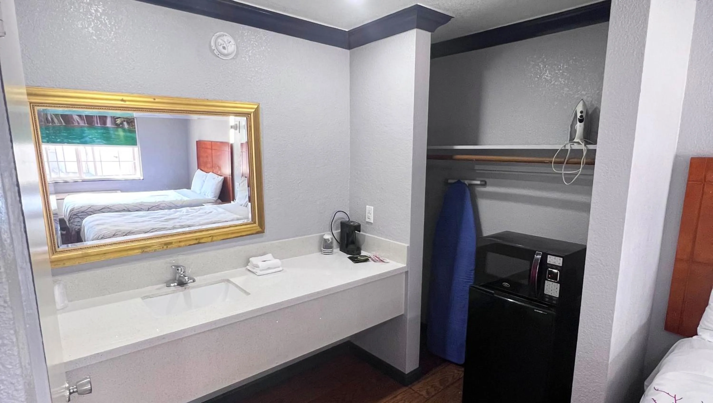 Bathroom, Bed in Anchorage Inn Lakeport