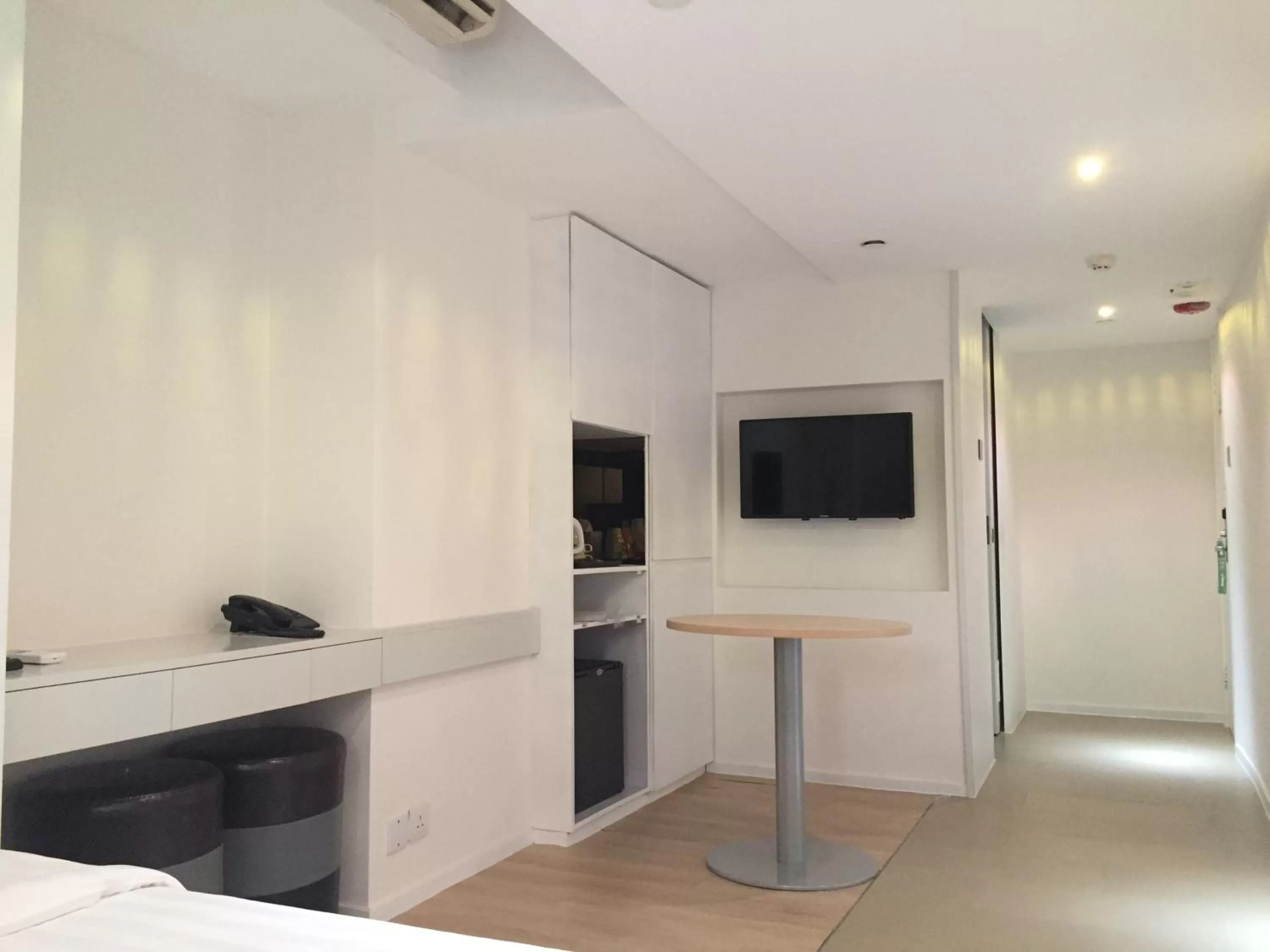 Photo of the whole room in Homy Central