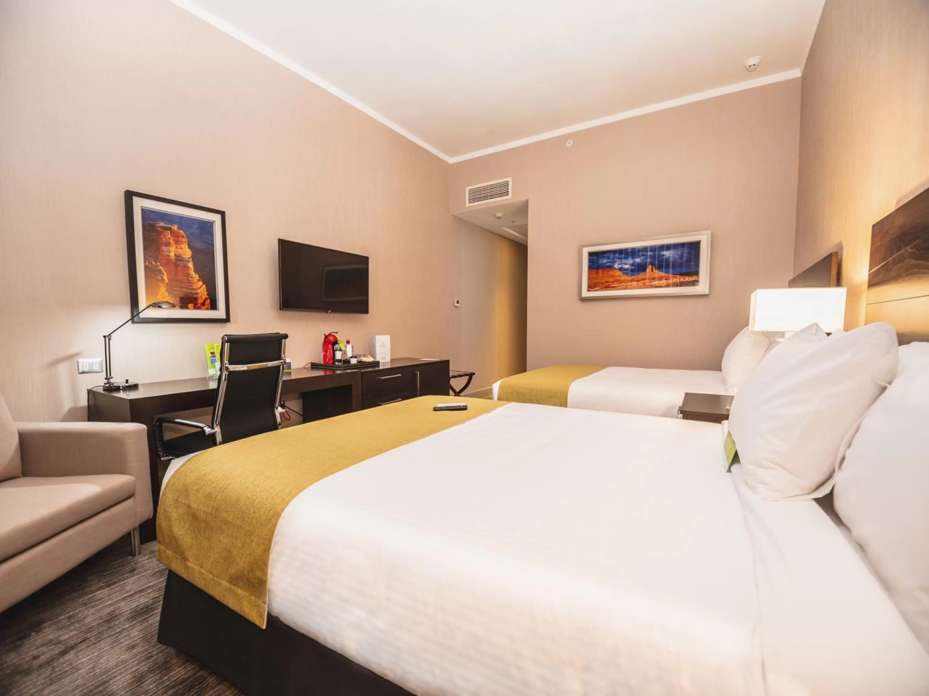 Bedroom, Bed in Wyndham Santiago Aeropuerto