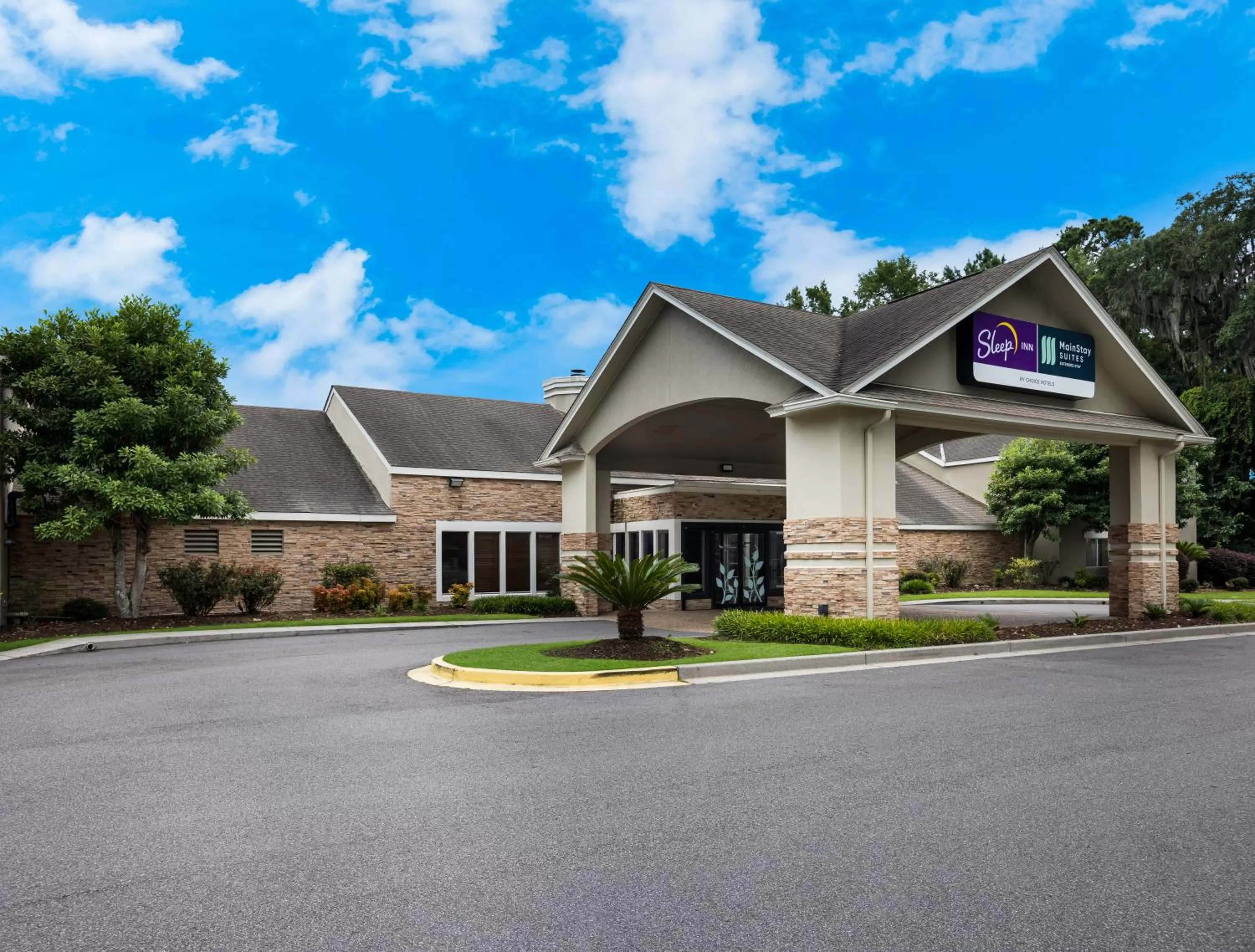 Property building in MainStay Suites Savannah Midtown