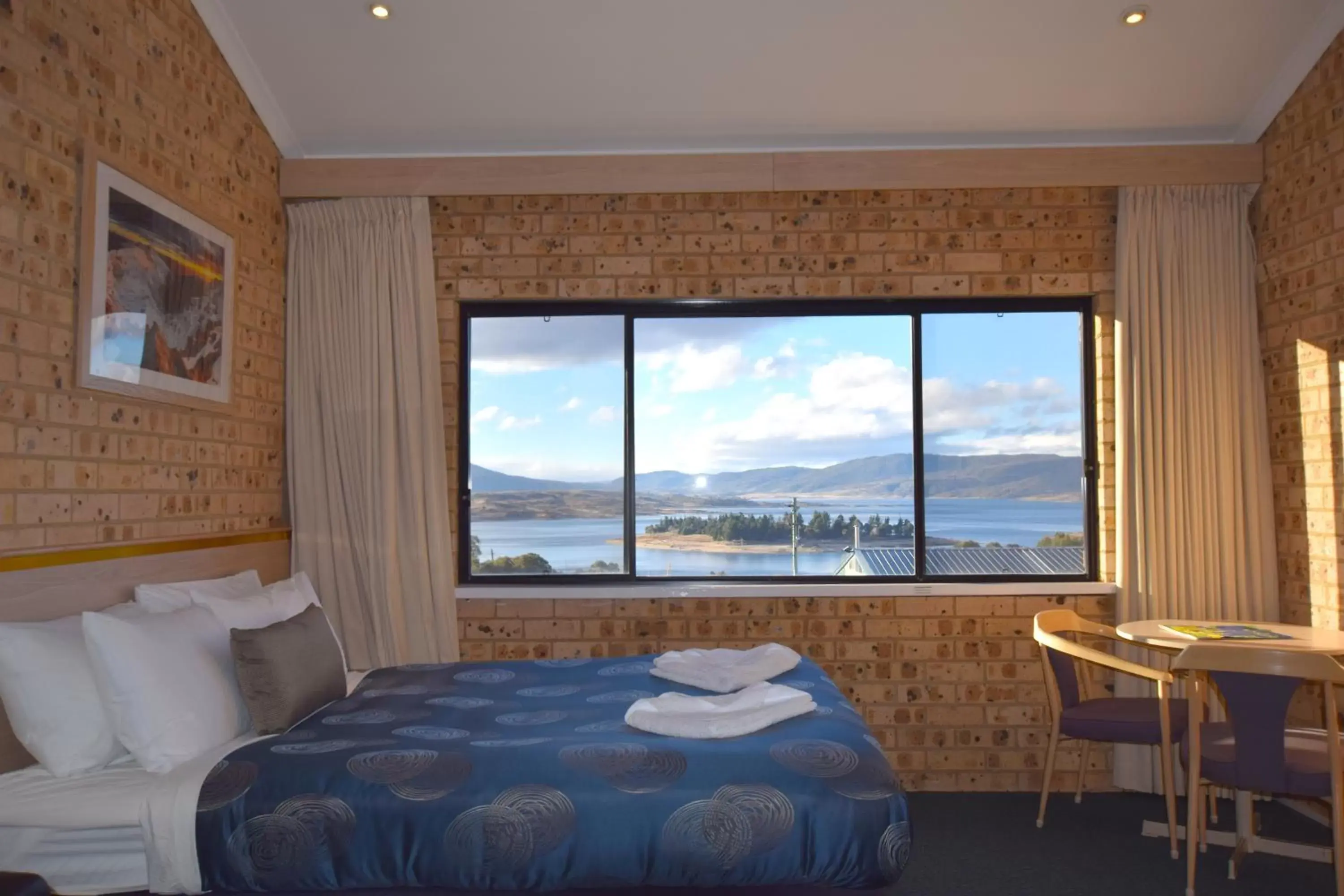 Deluxe upper-level Lake view - sleeps up to 4 in Alpine Resort Motel Deluxe upper-level Lake view - sleeps up to 4 in Alpine Resort Motel