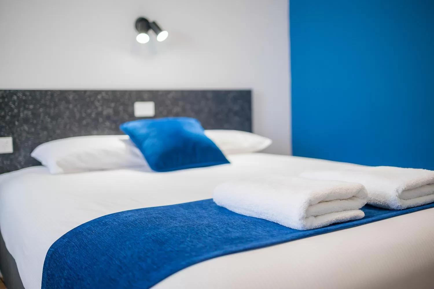 Bed in Plainsman Motel