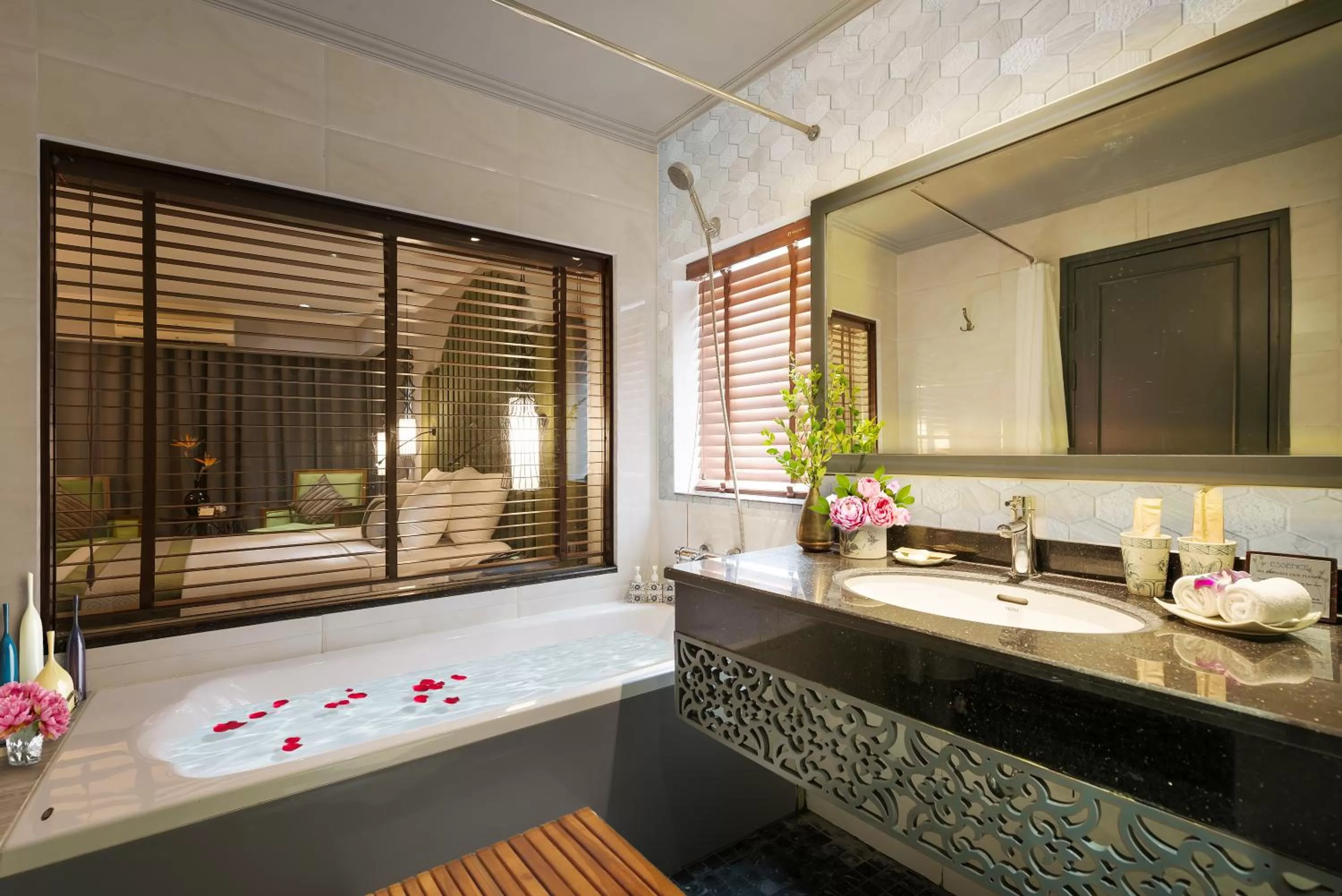 Bathroom in Hanoi Center Silk Hotel & Travel