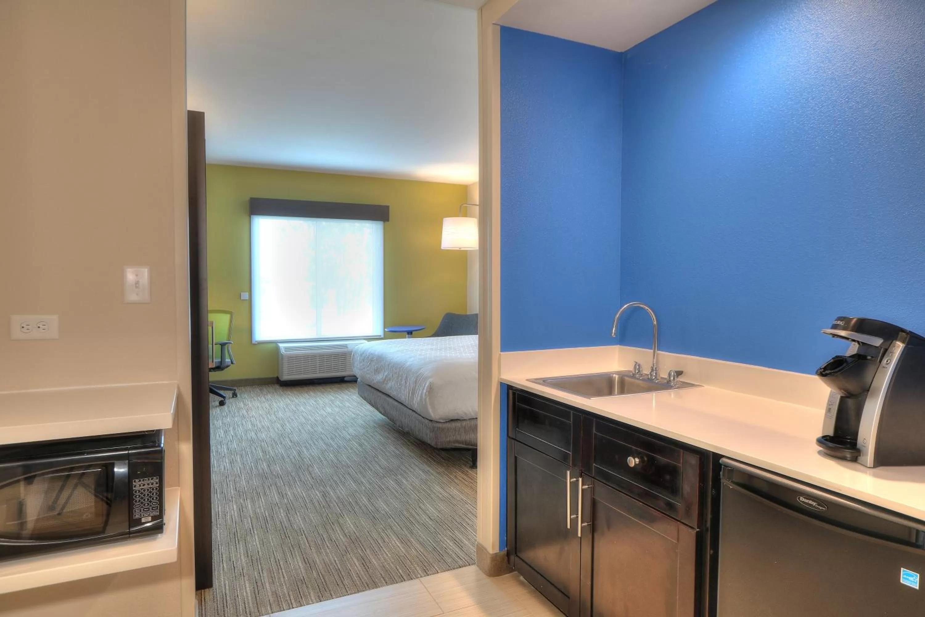 Photo of the whole room, Bed in Holiday Inn Express Hotel & Suites Mobile Saraland by IHG