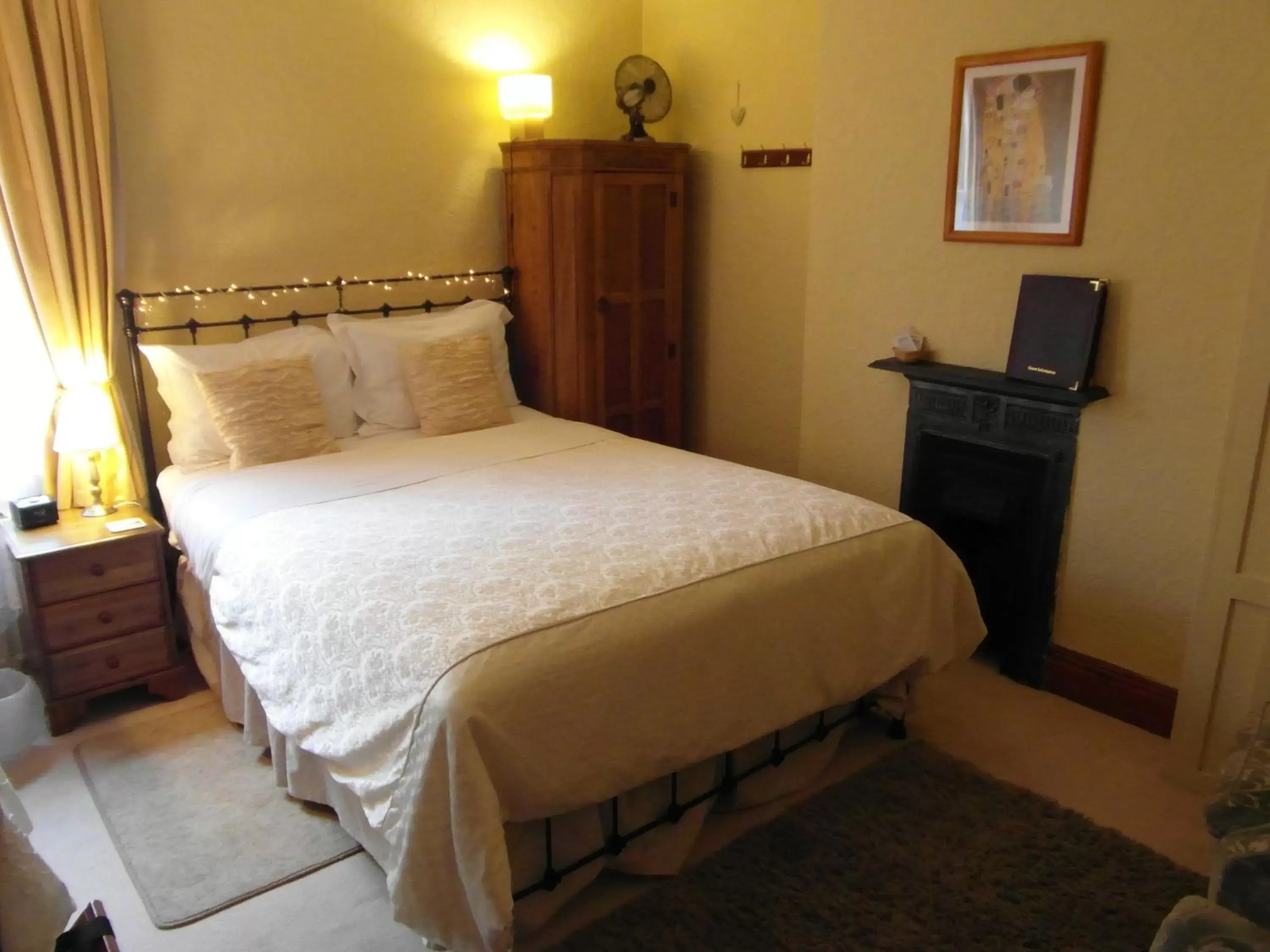 Deluxe Double Room - single occupancy in Anton Guest House Bed and Breakfast Deluxe Double Room - single occupancy in Anton Guest House Bed and Breakfast