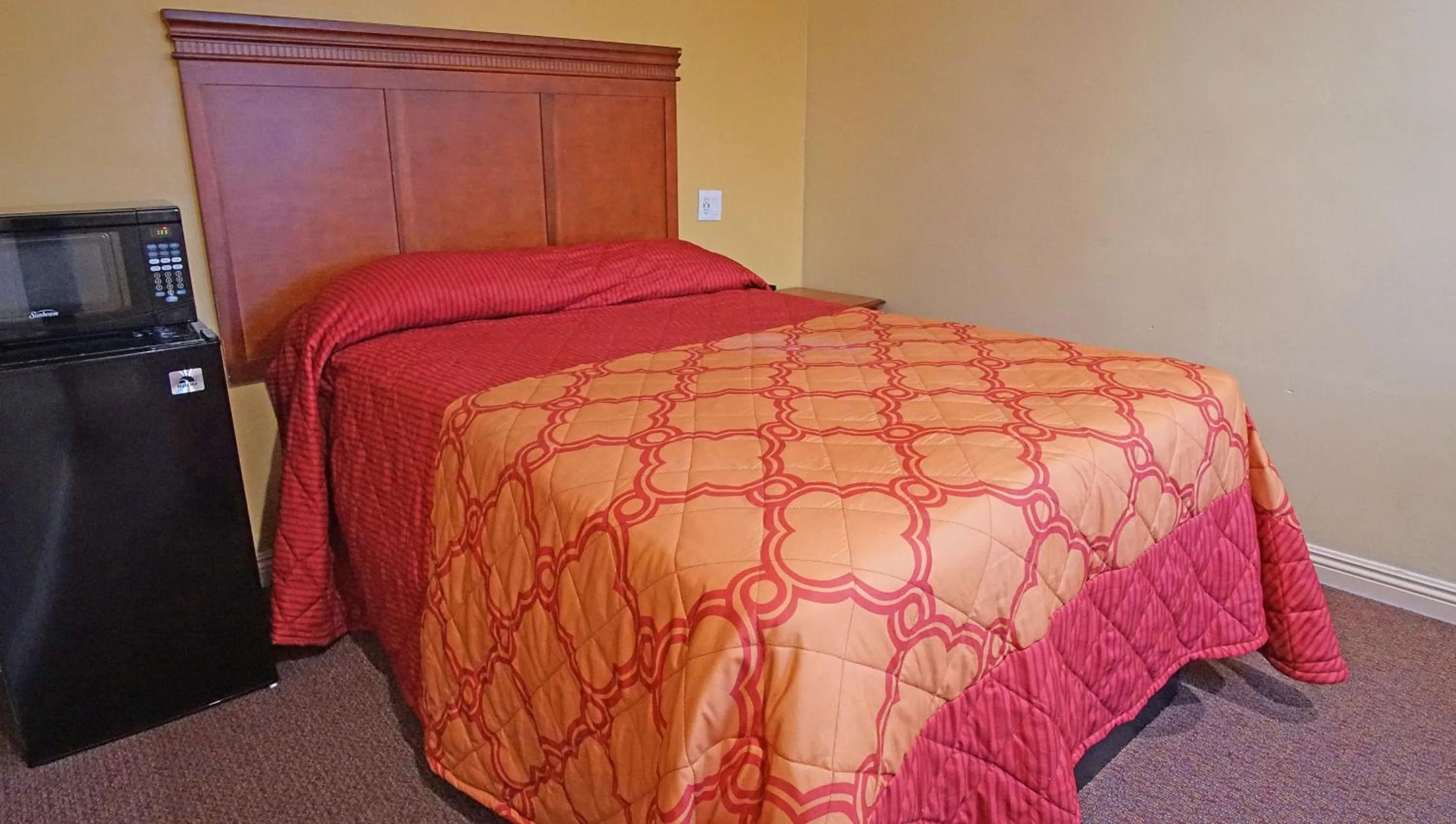 Bed in Rosa Bell Motel - Los Angeles