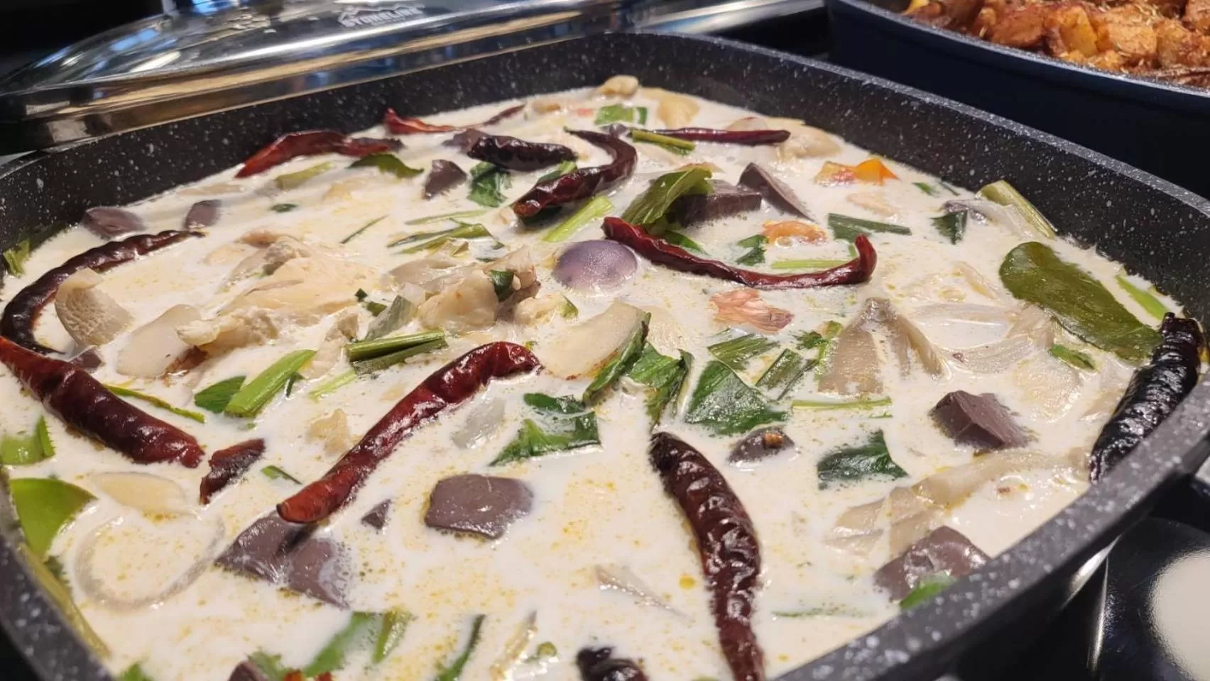 Food and drinks in DUM Hotel - Si Phum