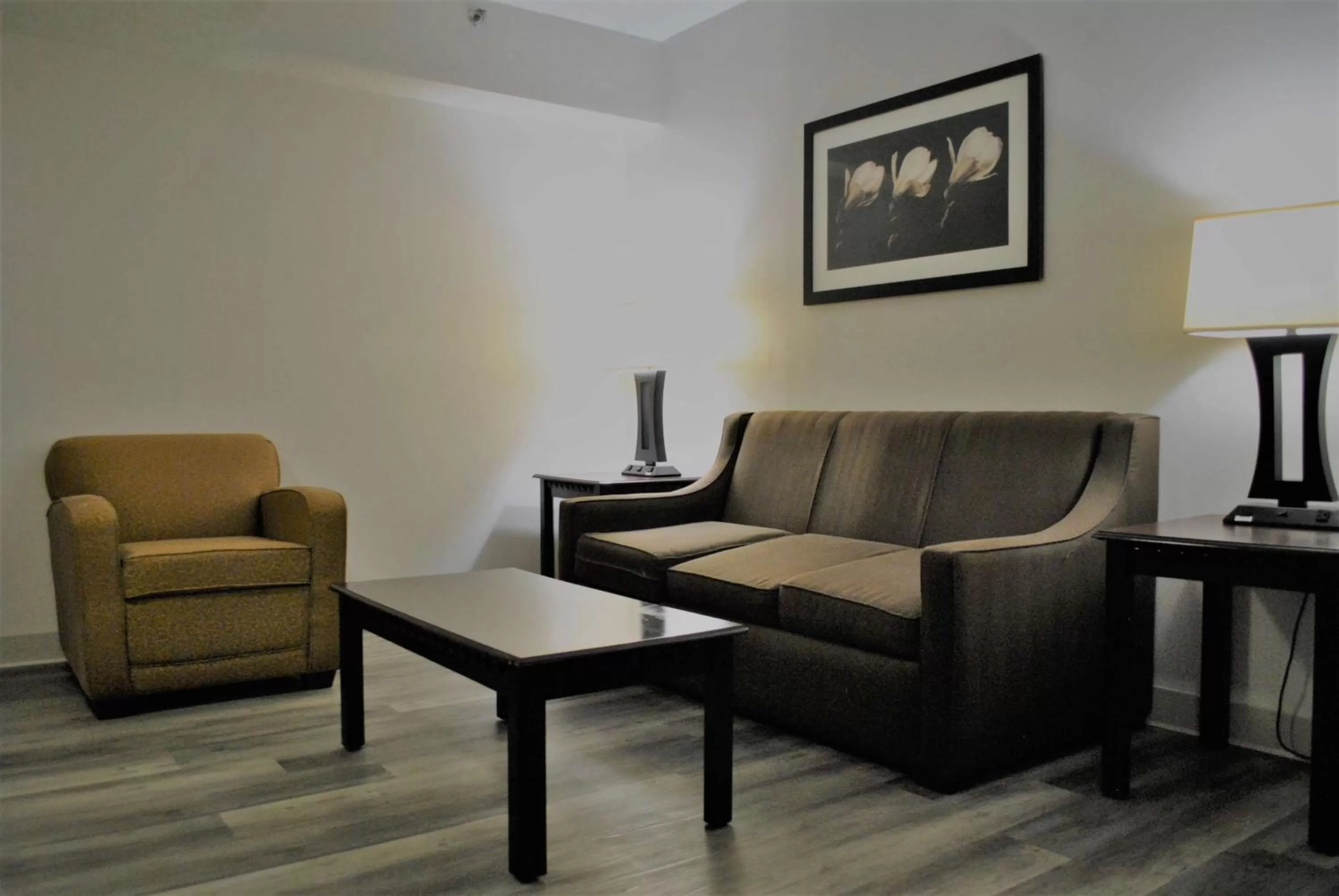 Photo of the whole room, Seating Area in Best Western Paramus Hotel & Suites