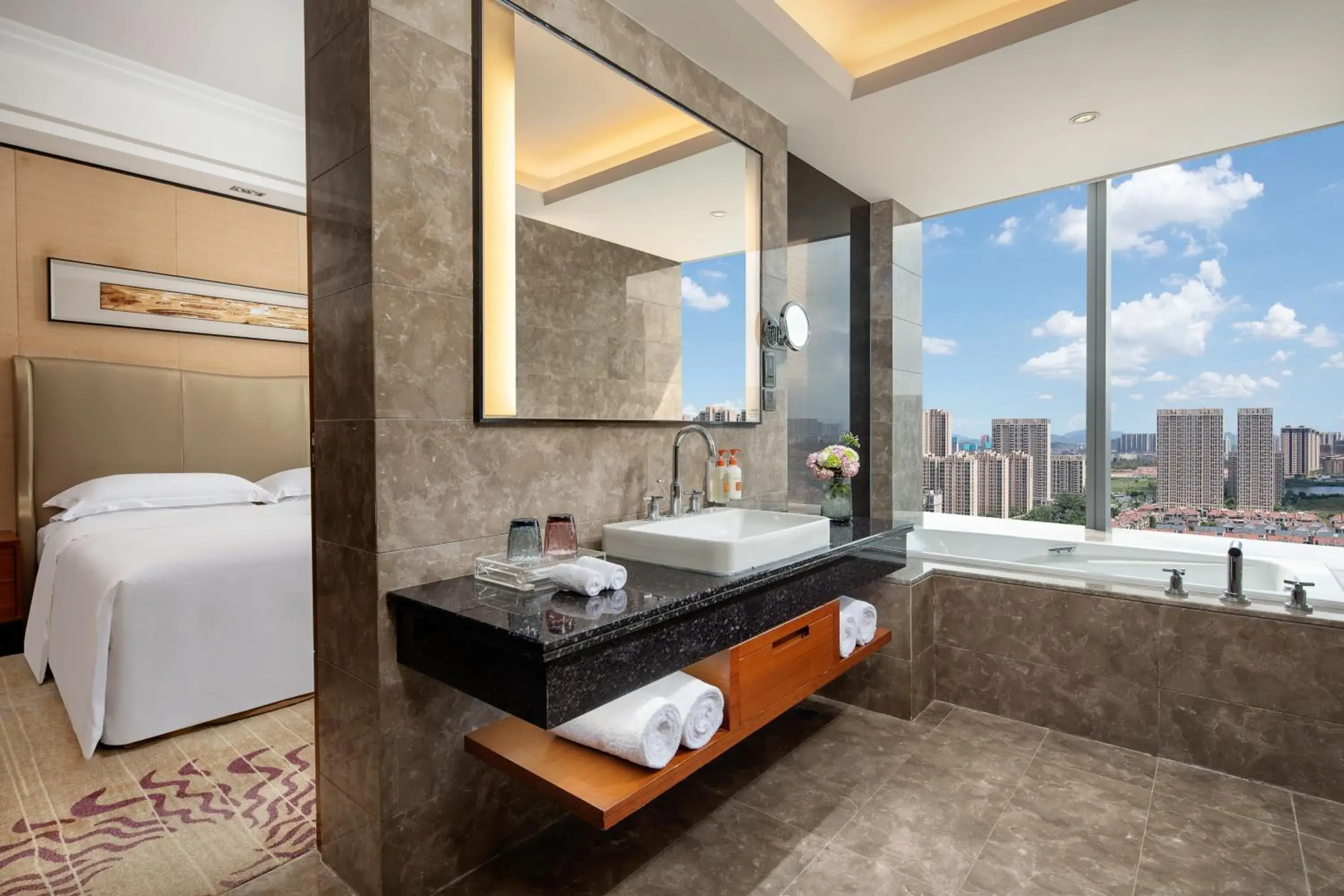 Standard King Room with Lounge Access in Crowne Plaza Huizhou by IHG Standard King Room with Lounge Access in Crowne Plaza Huizhou by IHG