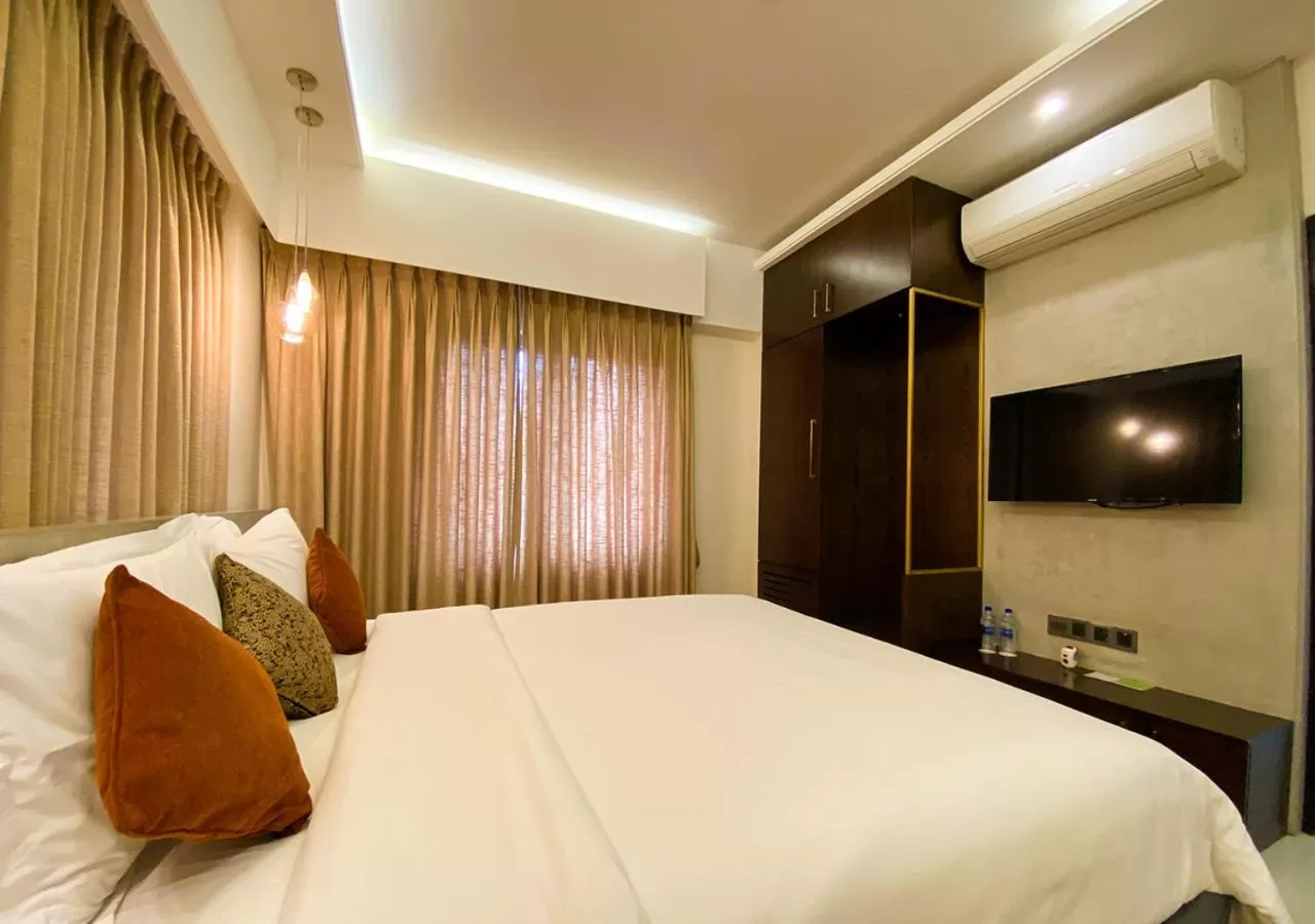 Bed in Jatra Flagship Dhaka Lake View