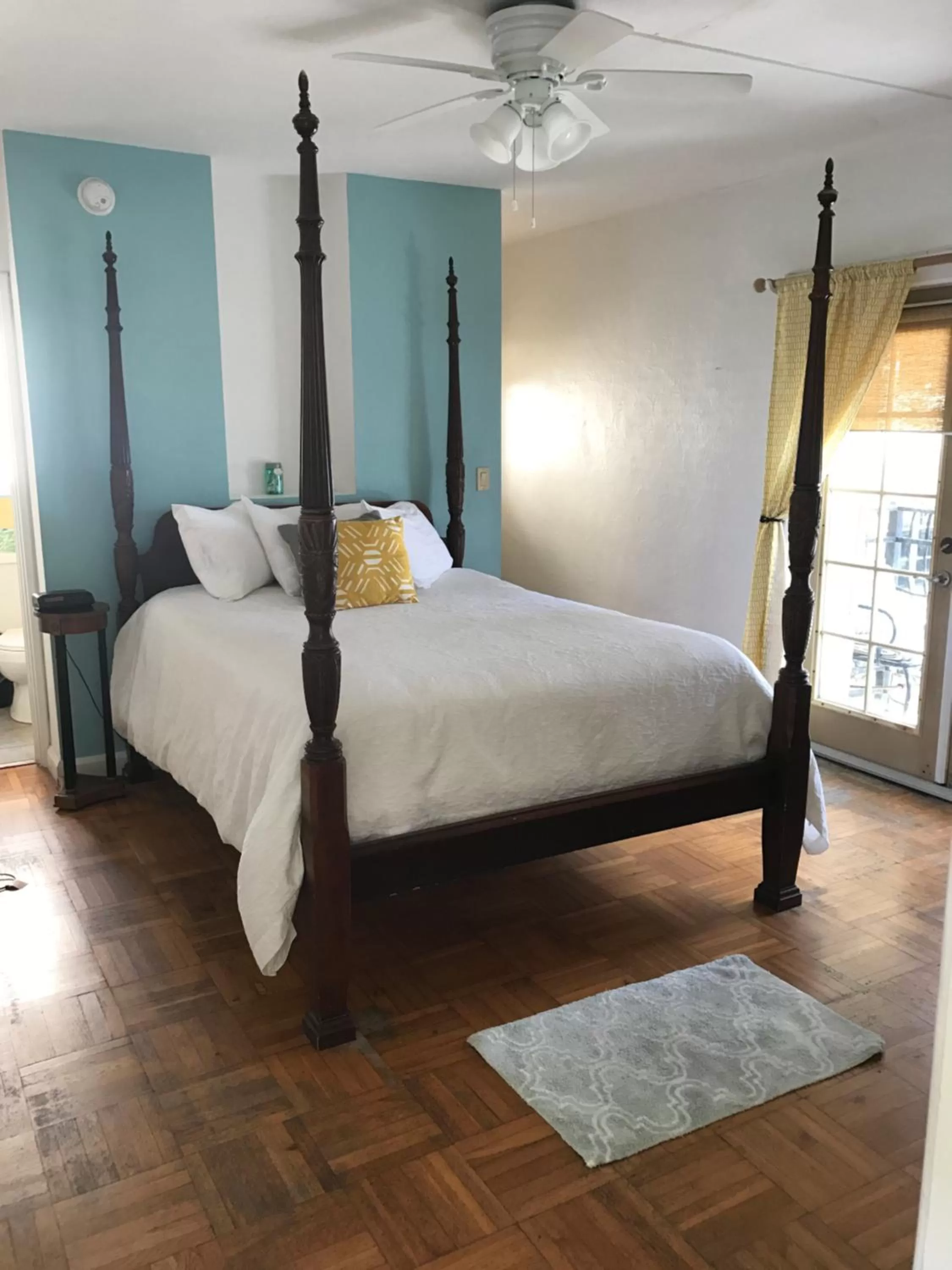 Queen Room with Balcony in Courtyard Villa Hotel