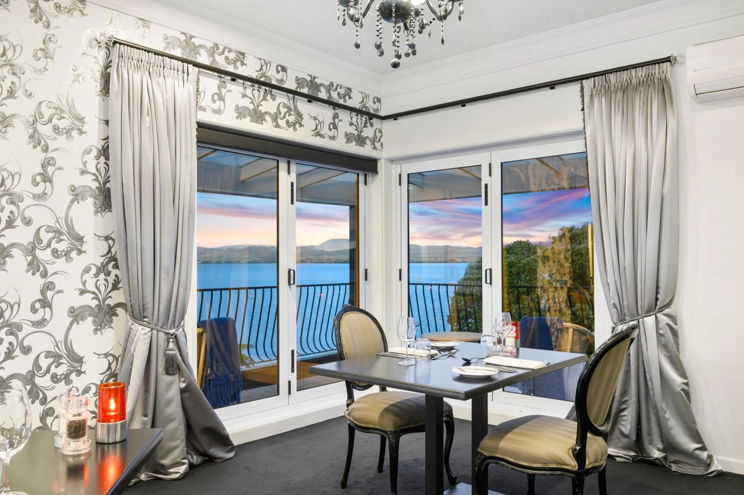 Restaurant/places to eat in Black Swan Lakeside Boutique Hotel