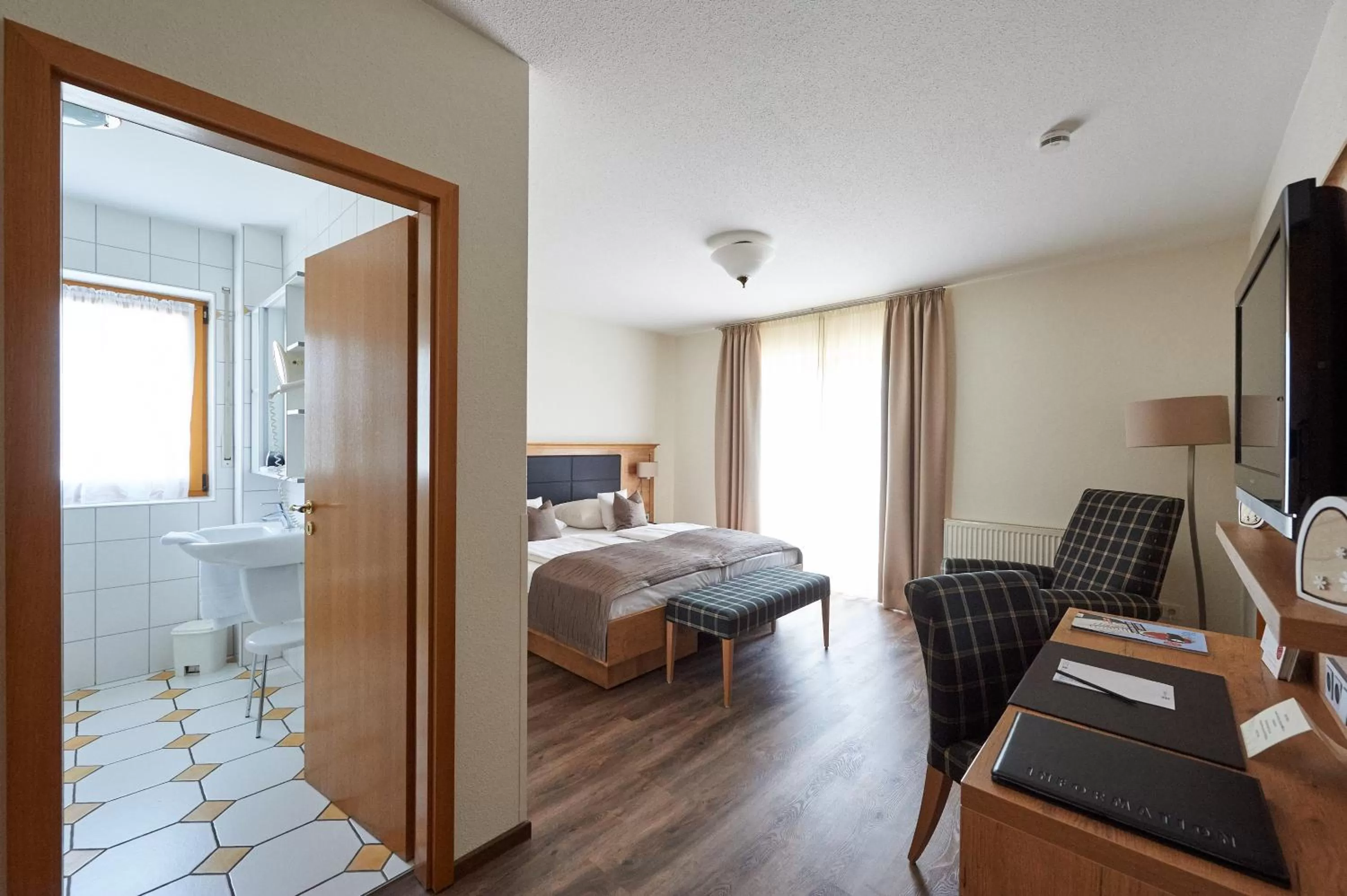 Photo of the whole room, Bed in Fetzers Landhotel