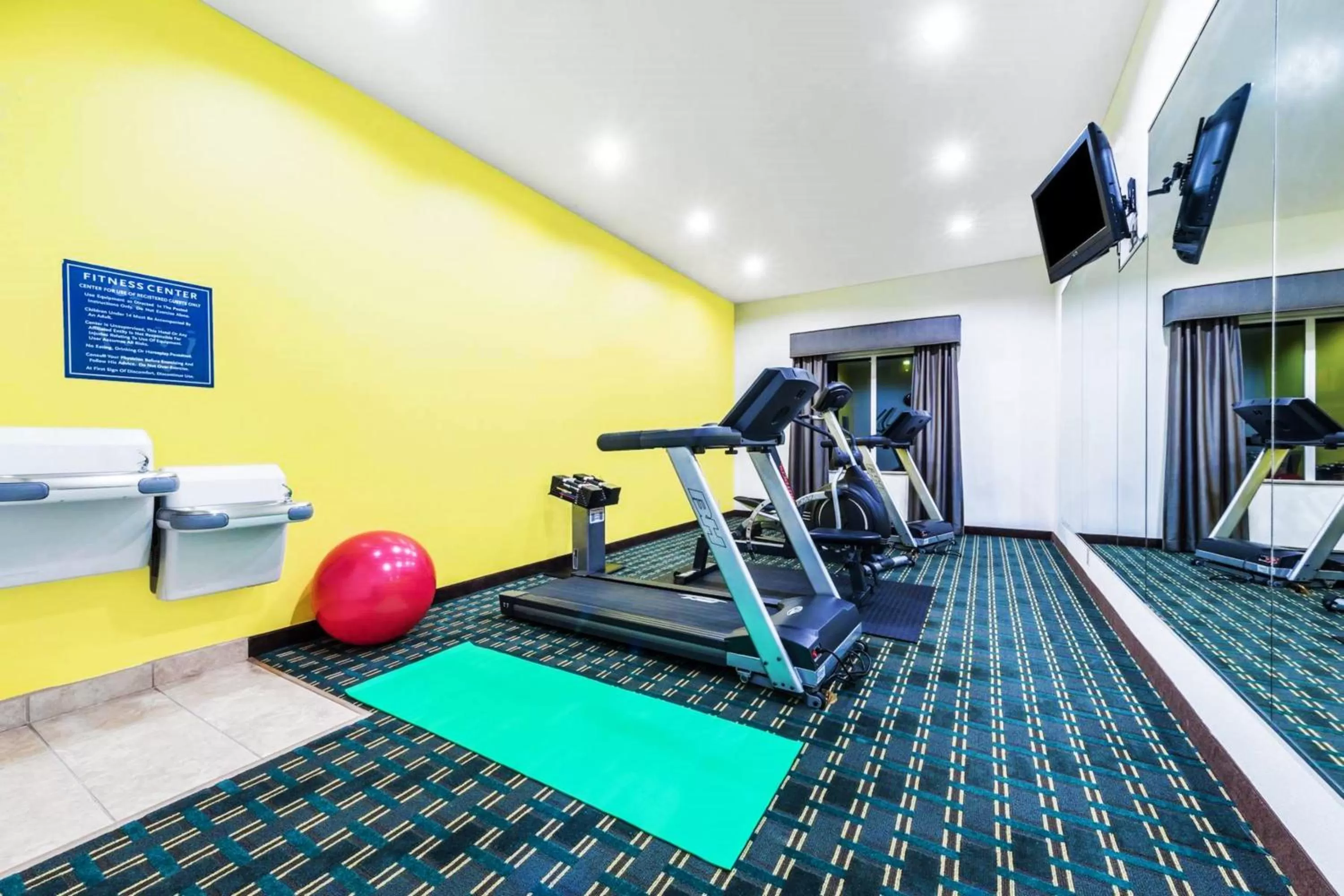 Fitness centre/facilities in Days Inn & Suites by Wyndham Mineral Wells