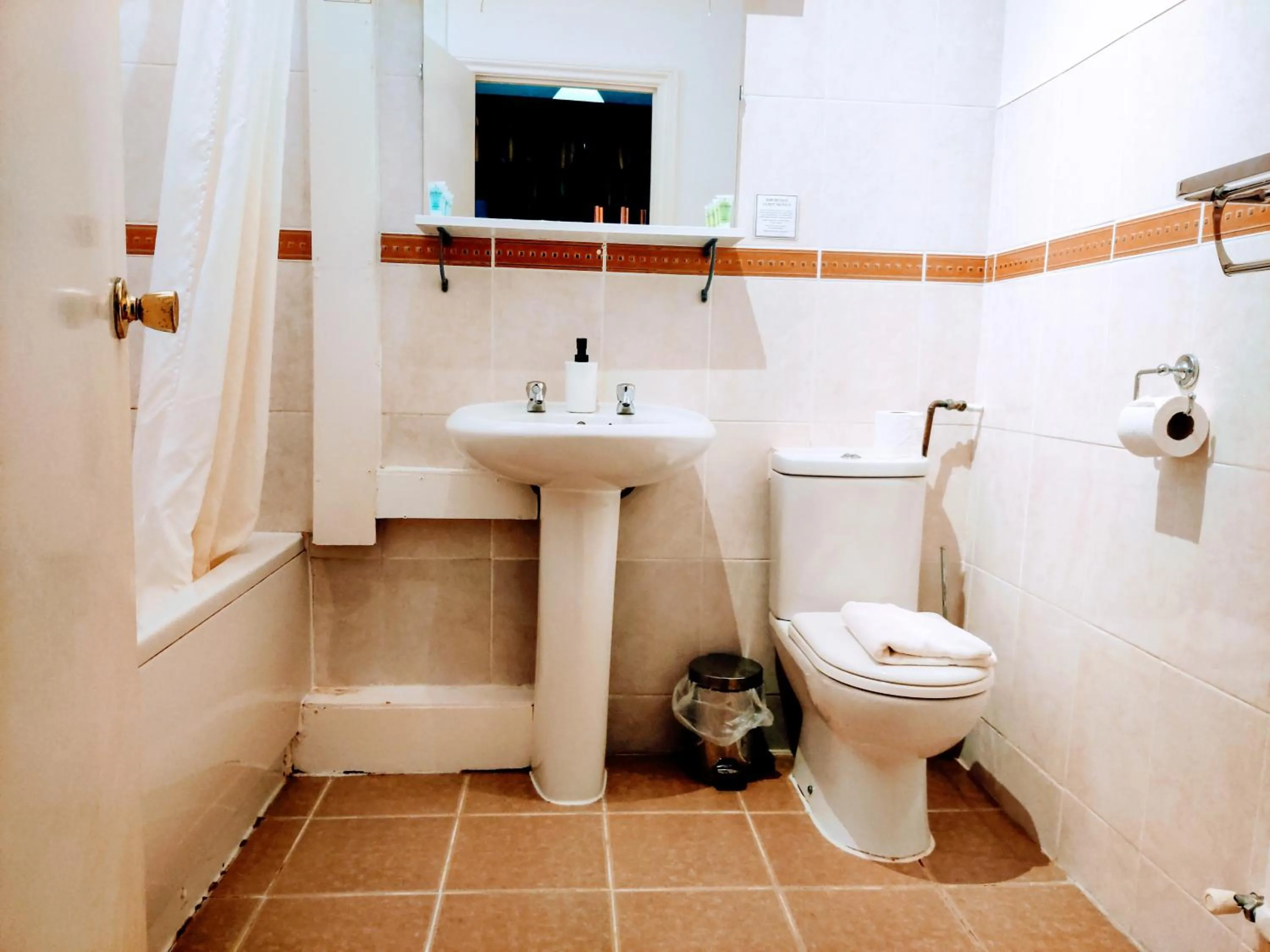 Bathroom in Wentworth House - Free Parking